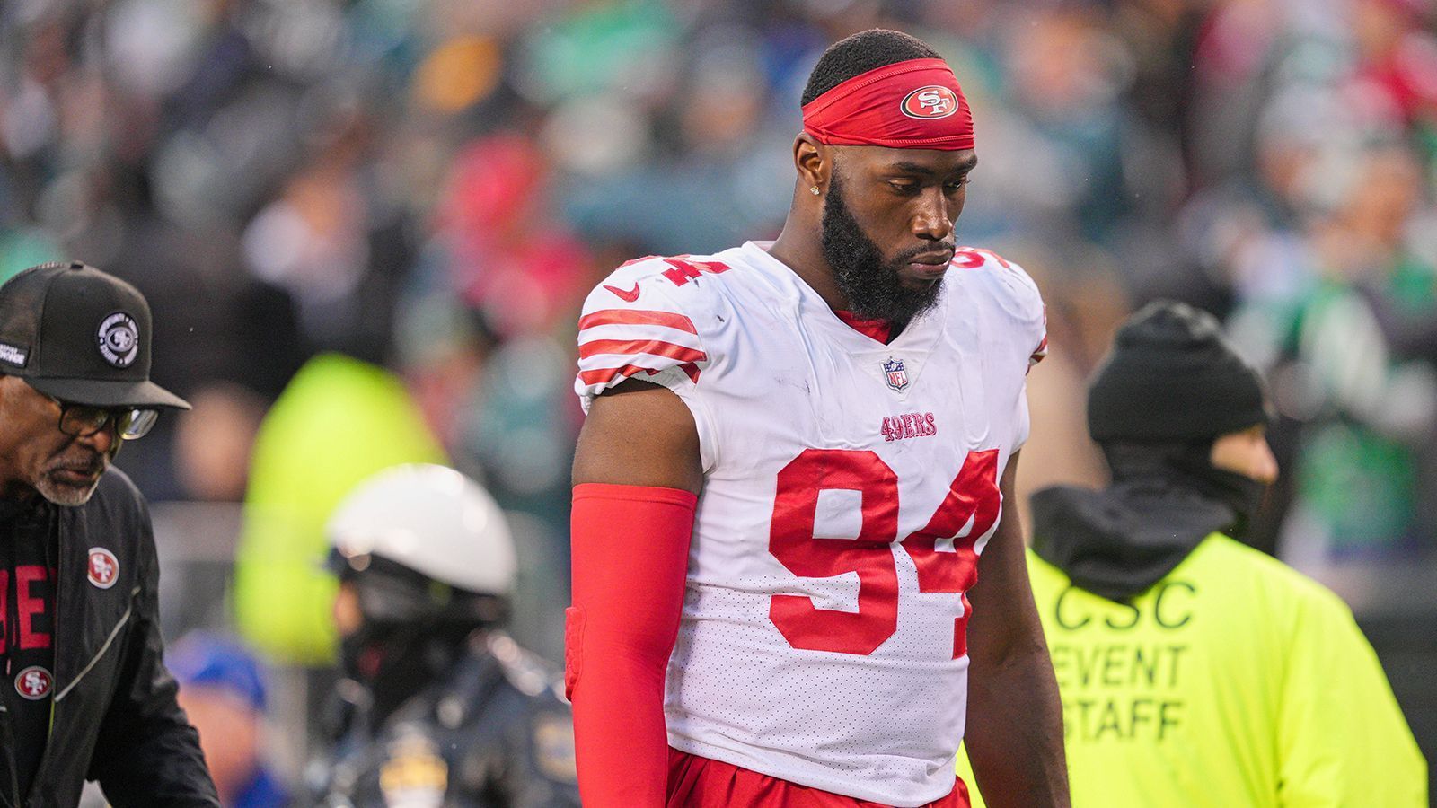 
                <strong>Charles Omenihu (Kansas City Chiefs)</strong><br>
                Charles Omenihu dürfte auf viel Spielzeit pochen, die ihm im besten Fall bis zu zwei Millionen US-Dollar zusätzlich einbringen kann. Spielt er 65 Prozent der Snaps, kriegt der 25-Jährige eine halbe Millionen US-Dollar. Eine Playoff-Teilnahme, eine Teilnahme im Spiel um die AFC Championship und ein Sieg im Super Bowl würden ihm jeweils eine weitere halbe Millionen US-Dollar bescheren. Allerdings muss er dabei immer 65 Prozent der Saison-Snaps gespielt haben. 
              