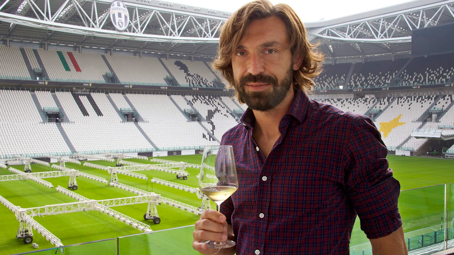 <strong>Andrea Pirlo (Winzer)</strong><br>Als Jugendlicher wollte Andrea Pirlo eine Karriere im Wein-Business anstreben. Das kommt nicht von irgendwo, denn seine Eltern sind wohlhabende Winzer. Damals entschied sich der spätere Weltmeister für eine Fußballkarriere. Heute, nach seinem Karriereende, startet der Italiener erfolgreich als Winzer durch. In seinem Heimatort Coler betreibt er ein acht Hektar großes Weingut, in dem jährlich etwa 20.000 Flaschen produziert werden.