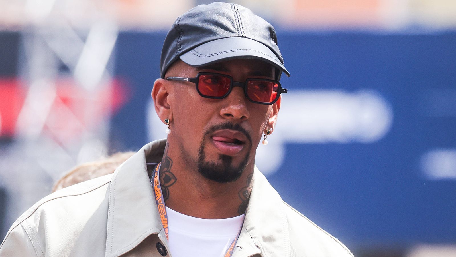 
                <strong>Jerome Boateng </strong><br>
                Das Kapitel von Jerome Boateng bei Olympique Lyon hat ein Ende. Der Verein verabschiedete den ehemaligen Bayern-Verteidiger, dessen Vertrag ausläuft, auf Twitter. Beim französischen Erstligisten konnte Boateng in der vergangenen Saison kaum Einsatzminuten sammeln. Nun ist der 34-Jährige vereinslos - will aber wohl noch nicht aufhören. "Sport1" hatte im Mai berichtet, dass der Weltmeister von 2014 einem Transfer in die USA offen gegenüberstehen soll. 
              