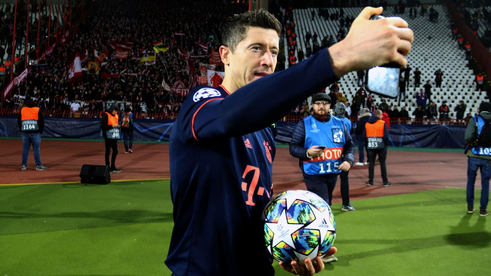 
                <strong>Viererpack in der Champions League bei Roter Stern Belgrad</strong><br>
                Auch in der Königsklasse war Lewandowski für die Bayern ein verlässlicher Torgarant. 69 Mal knipste der Stürmer in der Champions League im Trikot der Münchner. Ein Mal gelang dem 33-Jährigen dabei sogar ein Viererpack. Ende November 2019 steuerte der Nationalspieler beim 6:0-Kantersieg bei Roter Stern Belgrad vier Treffer bei. Dies gelang ihm in der Champions League davor auch schon für Borussia Dortmund, als er gegen Real Madrid dieselbe Anzahl an Toren in einer Partie erzielte. 
              