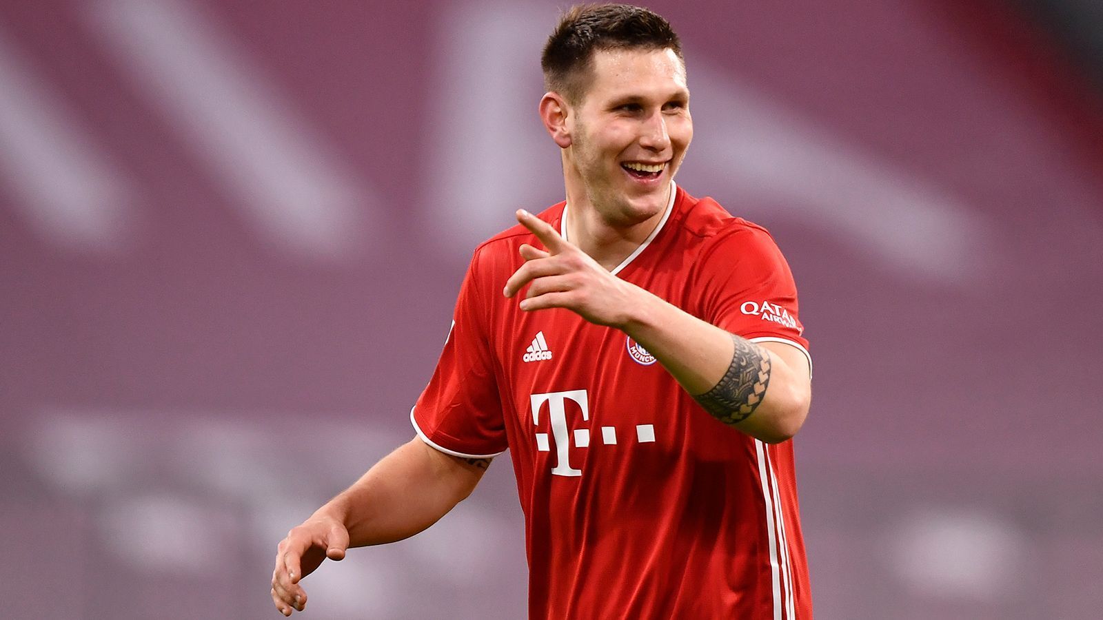 
                <strong>Niklas Süle</strong><br>
                Rückt für den abreisten Boateng in die Startelf und gibt gleich mal den Abwehrchef. Präsent und mit starkem Zweikampfverhalten. Nutzt seine physische Überlegenheit zu seinem Vorteil aus. Defensiv nahezu fehlerfrei. Auch in der Spieleröffnung mit sehenswerten Momenten. Bekommt im Spielaufbau auffällig viel Zeit und Platz, was ihm die Arbeit auch erleichtert. ran-Note: 2
              