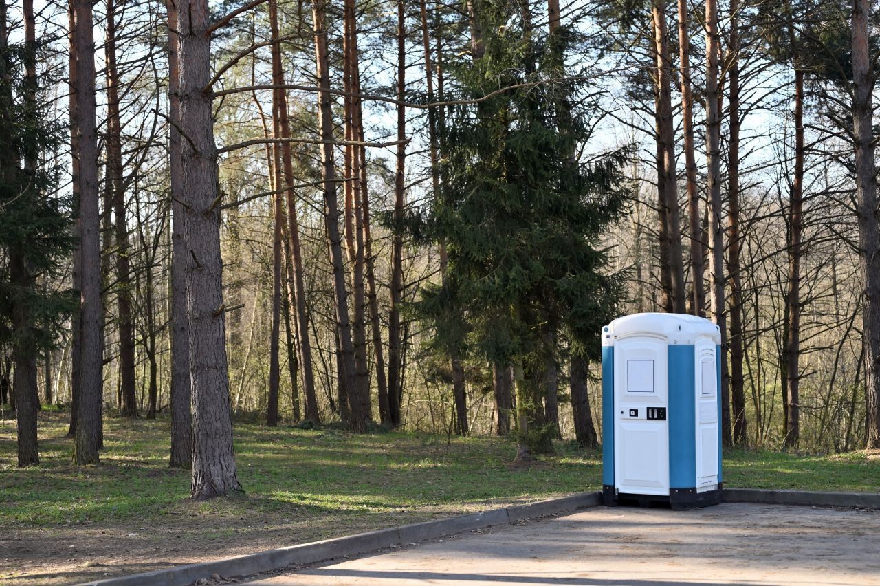 Nicht alt, aber altbekannt: Die blau-weiße Toilette, die uns alle zum Nachdenken bringt. Ist es wirklich so dringend?