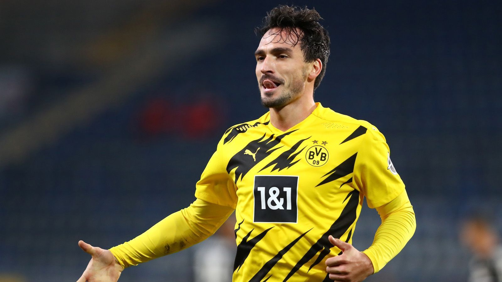 
                <strong>Mats Hummels</strong><br>
                2019 kehrte Mats Hummels vom FC Bayern München zum BVB zurück und überzeugte seither größtenteils mit starken Leistungen. Sein Vertrag läuft noch bis . Durch die Verpflichtungen der Abwehr- und Nationalspieler Süle und Schlotterbeck hat sich der Konkurrenzkampf für den 34-jährigen Hummels noch einmal deutlich verschärft. 
              