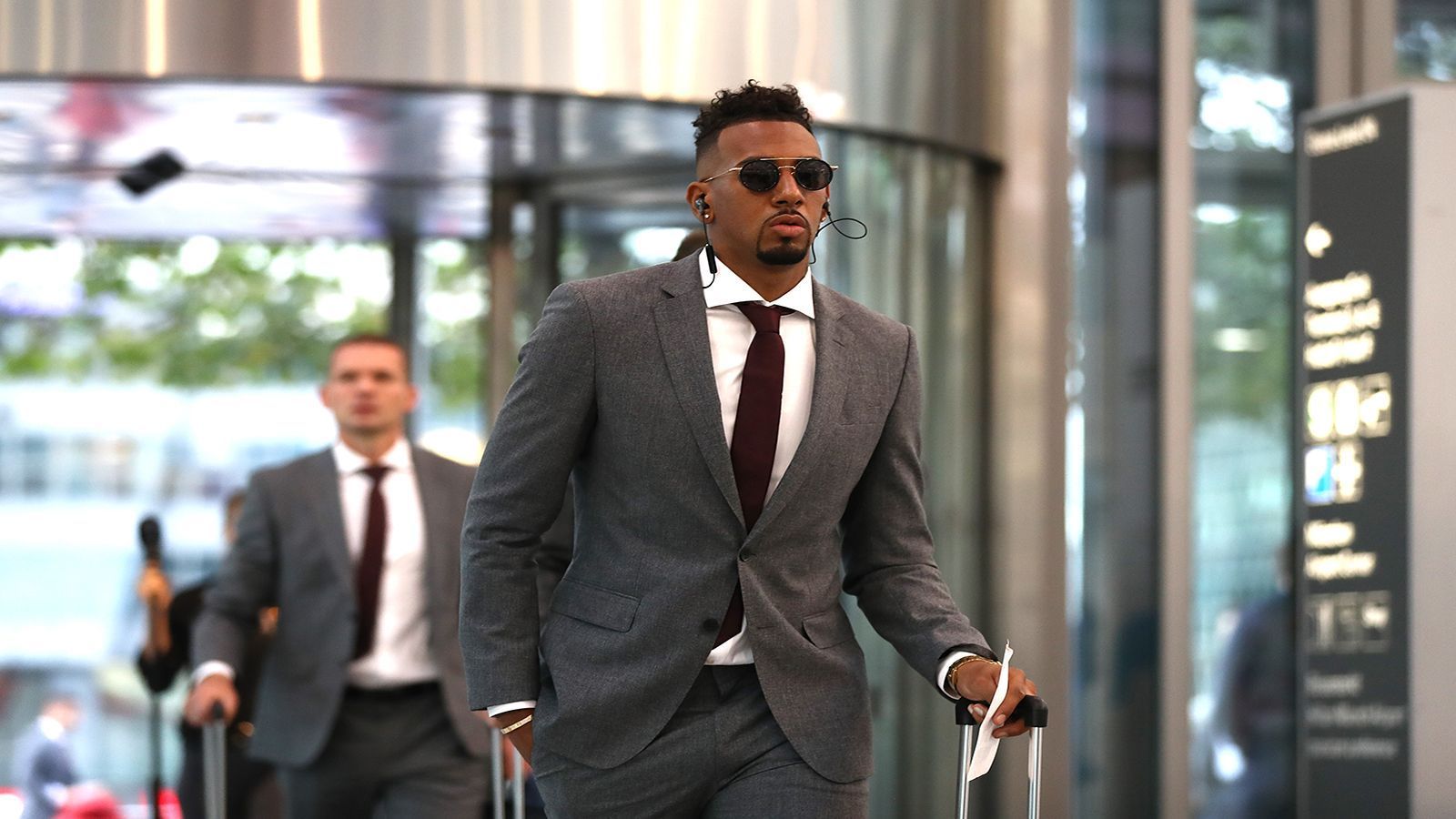 
                <strong>Transferstrategie des FC Bayern: Jerome Boateng</strong><br>
                ABWEHR – Ein langes Hin und Her um die Personalie von Jerome Boateng soll im Sommer sein Ende finden. Der Weltmeister kann die Bayern im Sommer verlassen und hat dem Bericht zufolge die Erlaubnis, auf Vereinssuche zu gehen.
              