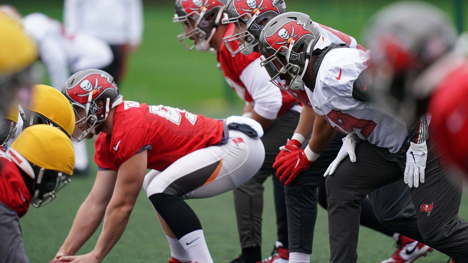 
                <strong>Wann beginnen die Training Camps der NFL-Teams?</strong><br>
                Erstmals überhaupt gibt es einen identischen Trainingsstart von 29 NFL-Teams am 27. Juli. Ausnahmen sind die Dallas Cowboys und die Pittsburgh Steelers, die am 4. August das Hall of Fame Game bestreiten und bereits am 21. Juli die Saisonvorbereitung beginnen. Der amtierende Super-Bowl-Champion Tampa Bay Buccaneers eröffnet am 24. Juli das Camp.
              