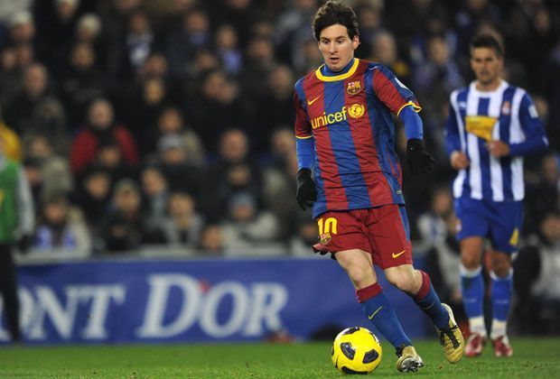 
                <strong>Lionel Messi: 2010</strong><br>
                Auch 2010 holt Messi für Barcelona die Meisterschaft. Er wird zudem wieder Weltfußballer. 53 Tore in 55 Spielen, Messi steigert sich von Jahr zu Jahr. Seine Torquote wird immer unglaublicher.
              