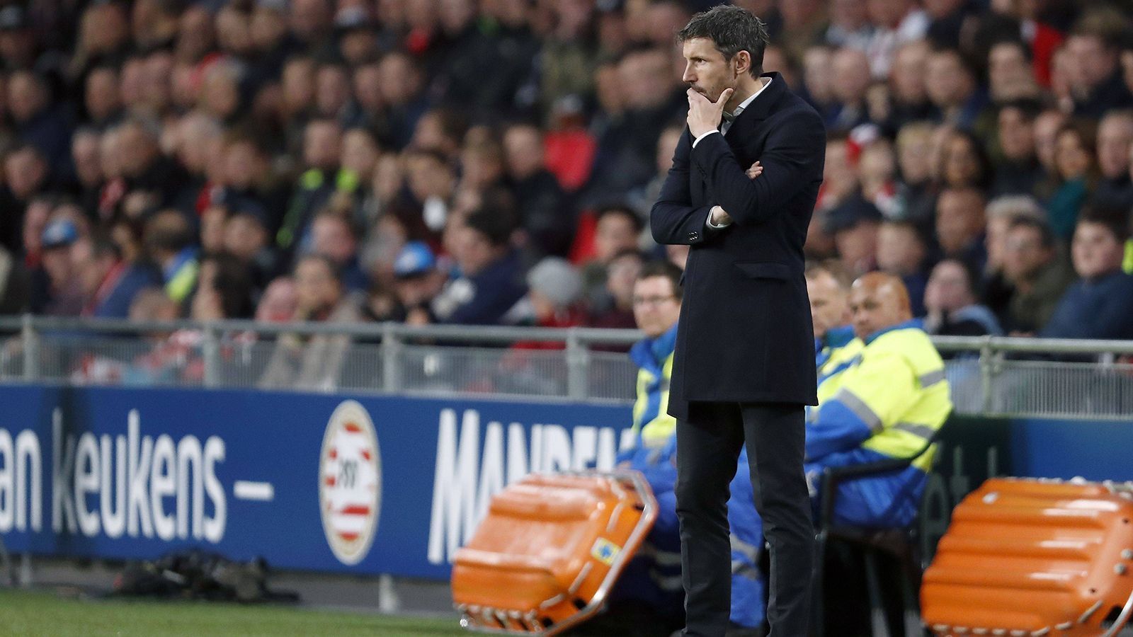 
                <strong>Marc van Bommel (Trainer PSV Eindhoven)</strong><br>
                Der Niederländer Marc van Bommel kickte in seiner Karriere für Fortuna Sittard, die PSV Eindhoven, den FC Barcelona, den FC Bayern München und den AC Mailand. 2013 beendete der mittlerweile 41-Jährige seine Fußballer-Laufbahn. Über die Stationen als Co-Trainer bei der U17 der Niederlande und der Nationalmannschaft Saudi-Arabiens, als Trainer der U19 der PSV und Co-Trainer für die australische Nationalmannschaft kam van Bommel im Sommer 2018 zu seinem ersten Posten als Cheftrainer bei den Profis. In Eindhoven übernahm er den Trainerstuhl des zu Fenerbahce Istanbul gewechselten Philip Cocu. Diese Entscheidung erwies sich bislang als Volltreffer! In der Eredivisie steht Eindhoven unangefochten an der Tabellenspitze mit elf Siegen und keiner Niederlage. 
              