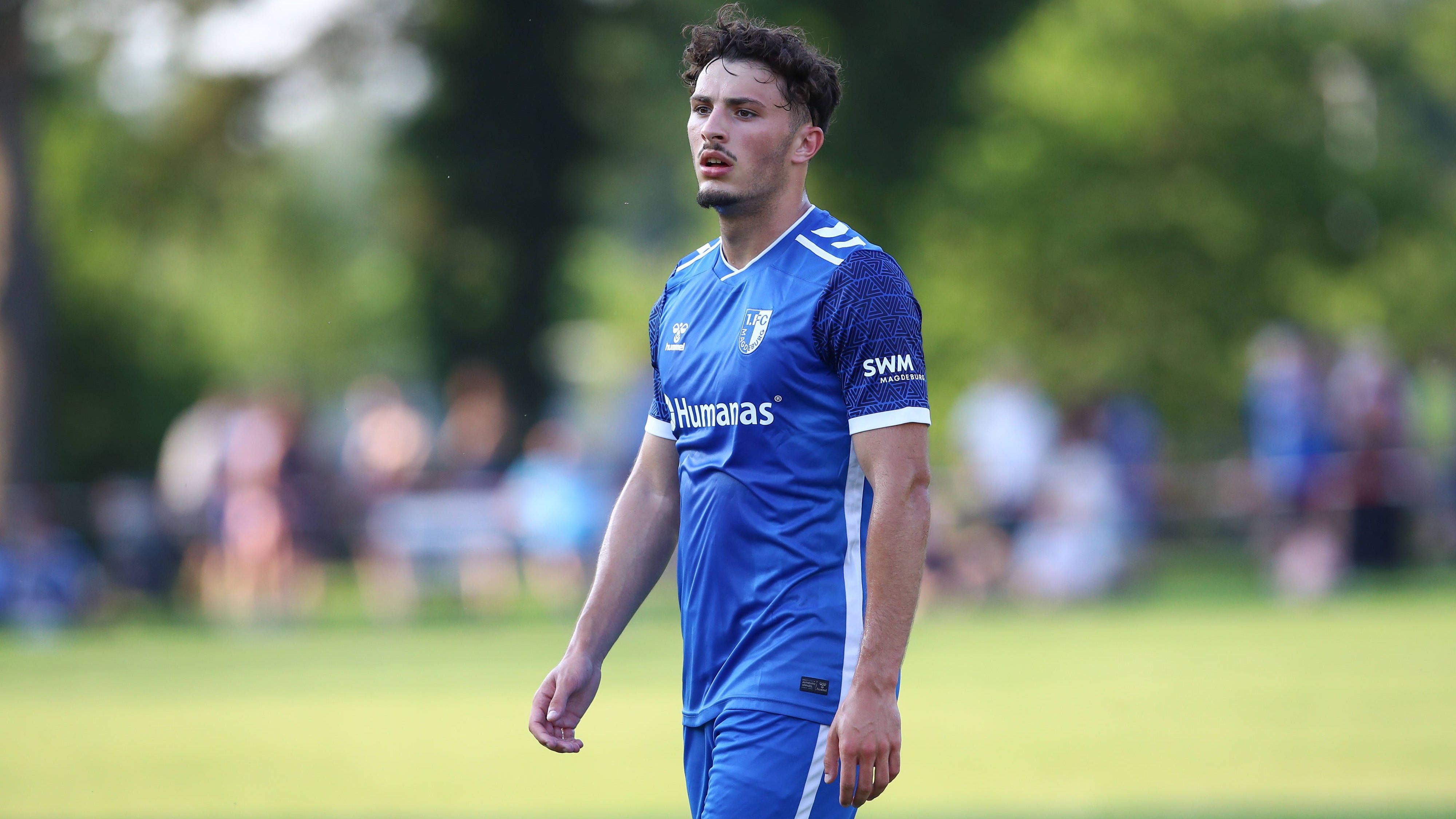 <strong>1. FC Magdeburg - Heimtrikot</strong><br>Wenig überraschend setzt Magdeburg beim Heimtrikot auf viel blaue Farbe, weiße Akzente sind ebenfalls traditionell dabei. Zudem ist vorne auch der Magdeburger Dom zu erkennen.