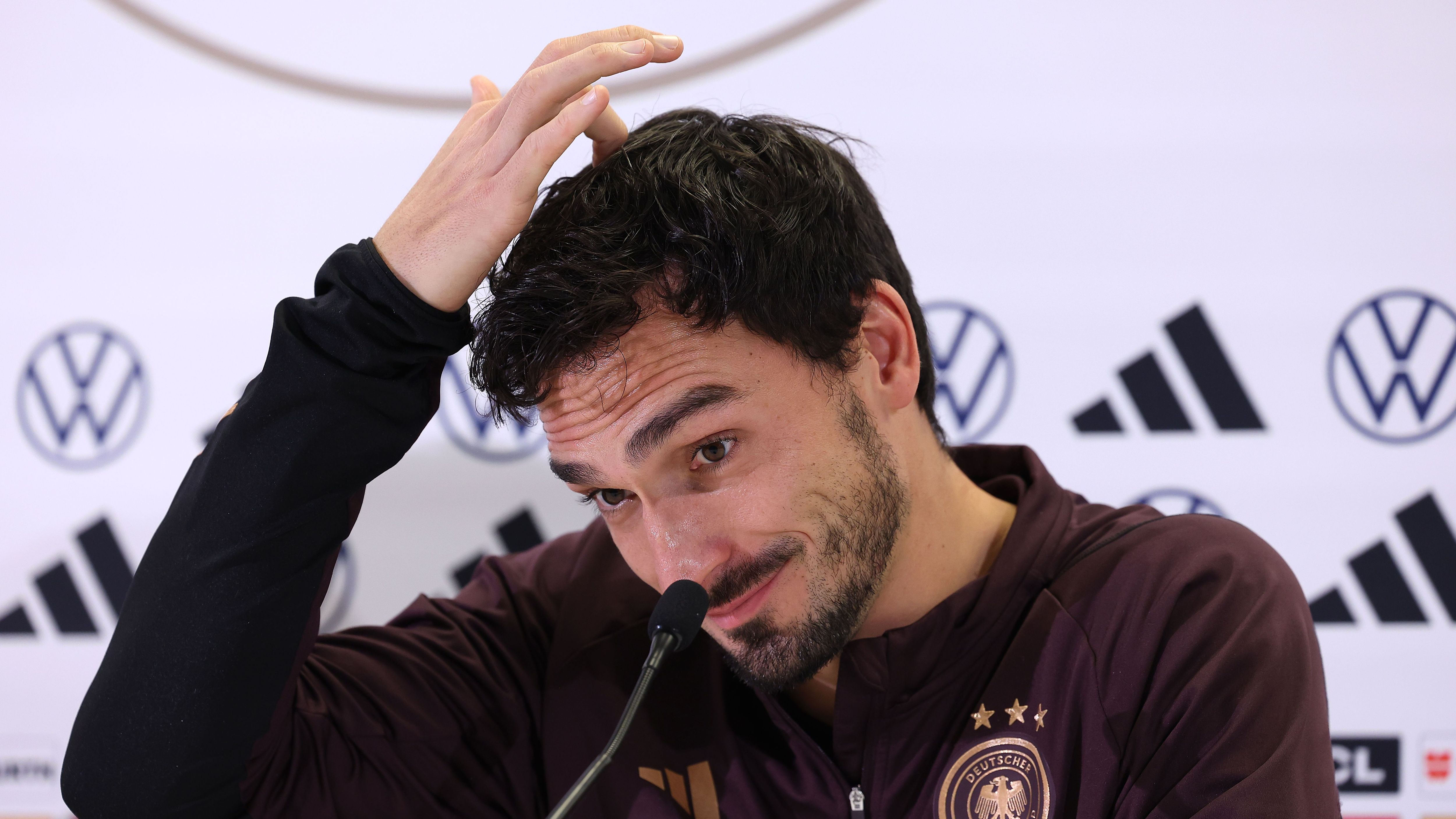 <strong>Mats Hummels (Deutschland)</strong><br>Diese Nichtnominierung bewegte ganz Deutschland. Mats Hummels, der Weltmeister von 2014, darf nicht bei der Heim-EM mitwirken. Und das, obwohl seine Leistungen bei Borussia Dortmund vor allem in den finalen Wochen der Saison sehr stark waren.