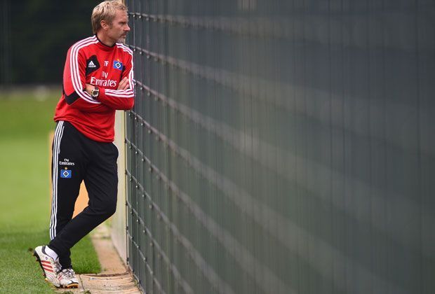 
                <strong>THORSTEN FINK (Trainer vom 17.10.2011 bis 17.9.2013)</strong><br>
                Fast zwei Jahre hält sich Fink. Dann ist Schluss. Er sagt: "Beim HSV herrscht ständig Theater, das tut weh. Da sagt ein Alt-Internationaler etwas, und schon glaubt es jeder." Bei seiner Entlassung ist der HSV 15.
              