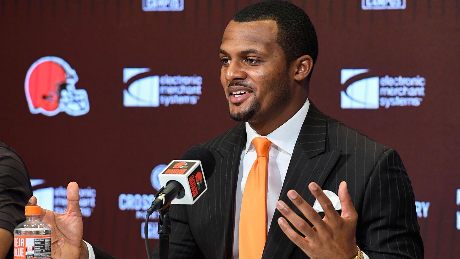 
                <strong>Deshaun Watson (Cleveland Browns)</strong><br>
                Sein letztes Spiel bestritt Deshaun Watson am 3. Januar 2020. Dennoch und trotz über 22 zivilrechtlicher Klagen wegen sexueller Belästigung, unterschrieb der 26-Jährige in dieser Offseason einen "Mega-Deal" bei den Cleveland Browns. Fünf Jahre, 230 Millionen US-Dollar... Aufgrund der äußeren Umstände ein viel kritisierter Vertrag. Bei ausbleibender Leistung wird eine Mischung aus Kritik und Schadenfreude auf Watson und die Browns einprasseln. Genug Druck also für alle Parteien.
              