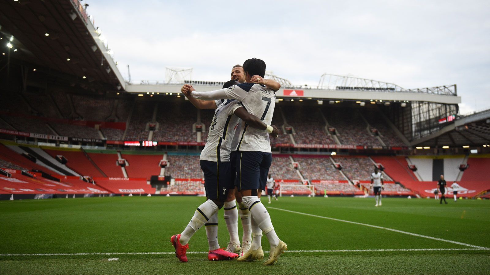 
                <strong>Faktor 4: Auswärtsstärke</strong><br>
                Vier Spiele, vier Siege - das ist die beeindruckende Auswärtsbilanz der Spurs. Zum Vergleich: So viele Auswärtsspiele gewann Tottenham in der gesamten vergangenen Saison. Gegen Burnley und West Brom erkämpfte sich das Team um Superstar Harry Kane jeweils knappe 1:0-Siege, Southampton und Manchester United wurden in ihren eigenen Stadien regelrecht überrannt. Das Team von Trainer Ralph Hasenhüttl kam nach einem Viererpack von Son mit 2:5 unter die Räder. Manchester United sah gegen die pfeilschnelle Offensive ebenfalls kein Land und wurde im Old Trafford mit 6:1 abgeschossen. Erstmals in ihrer Premier-League-Geschichte ging United nach 45 Minuten mit vier Gegentoren in die Kabine.
              