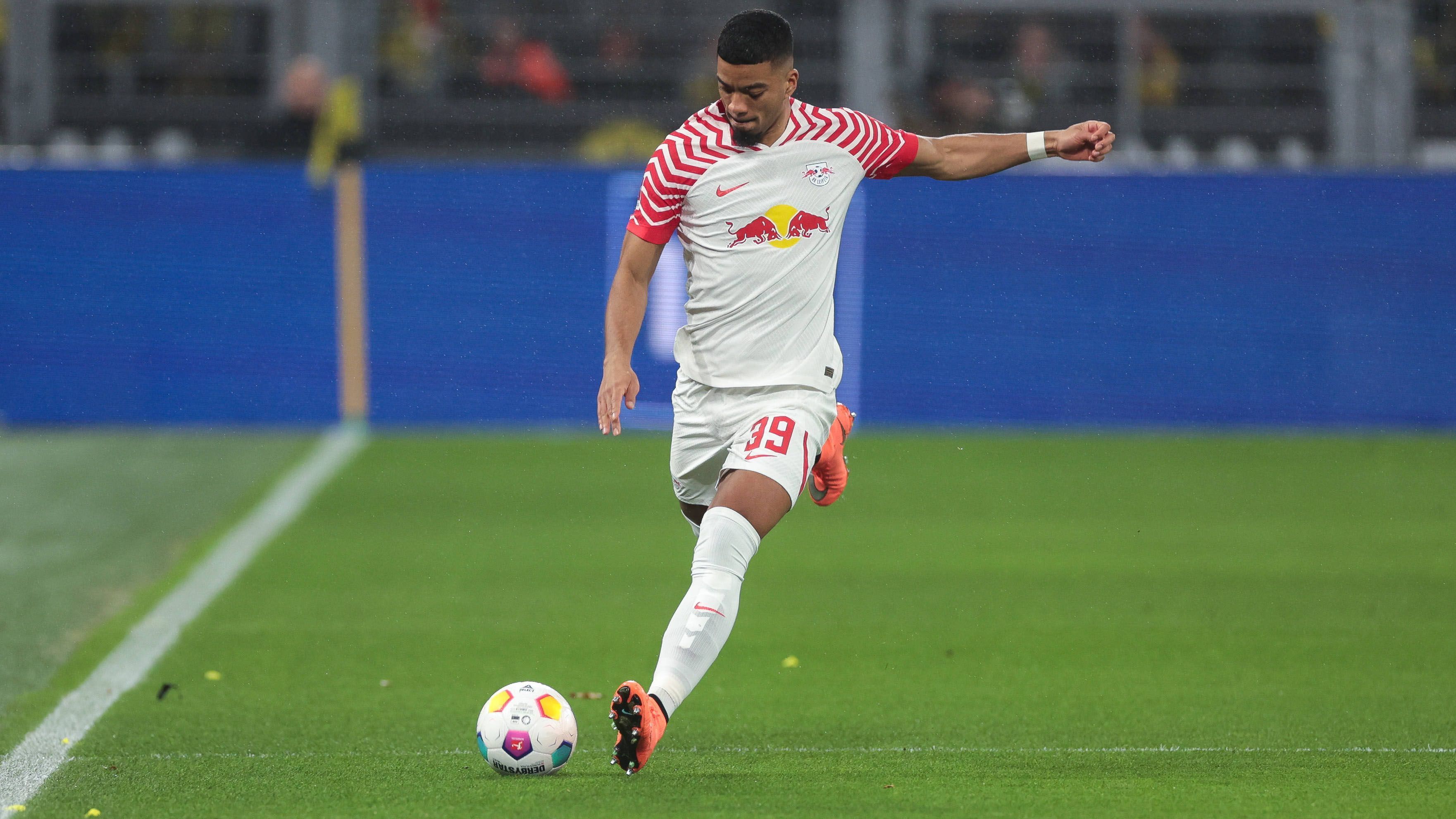 <strong>Benjamin Henrichs (RB Leipzig)</strong><br>Auf der rechten Außenbahn kann sich der frühere Leverkusener von Beginn an recht oft nach vorne mit einschalten, hat so in der 25. Minute eine Riesenchance. Bei strömendem Regen trifft er den Ball bei einem Volleyschuss jedoch suboptimal, nach der Pause wird ein weiterer Abschlussversuch von Benjamin Henrichs gerade noch abgeblockt. <strong>ran-Note: 3</strong>