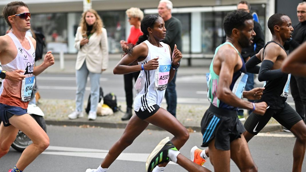 Eine Frau unter Männern: Tigst Assefa schrieb beim Berlin-Marathon 2023 Geschichte.