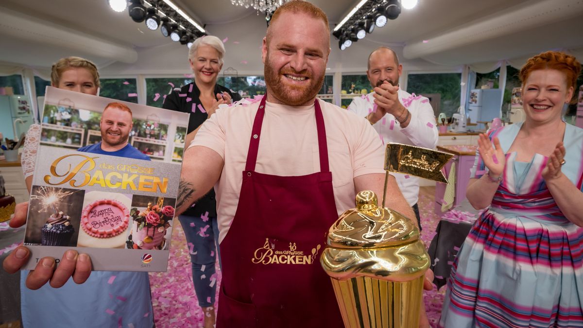 Raheem darf als Gewinner den goldenen Cupcake mit nach Hause nehmen.