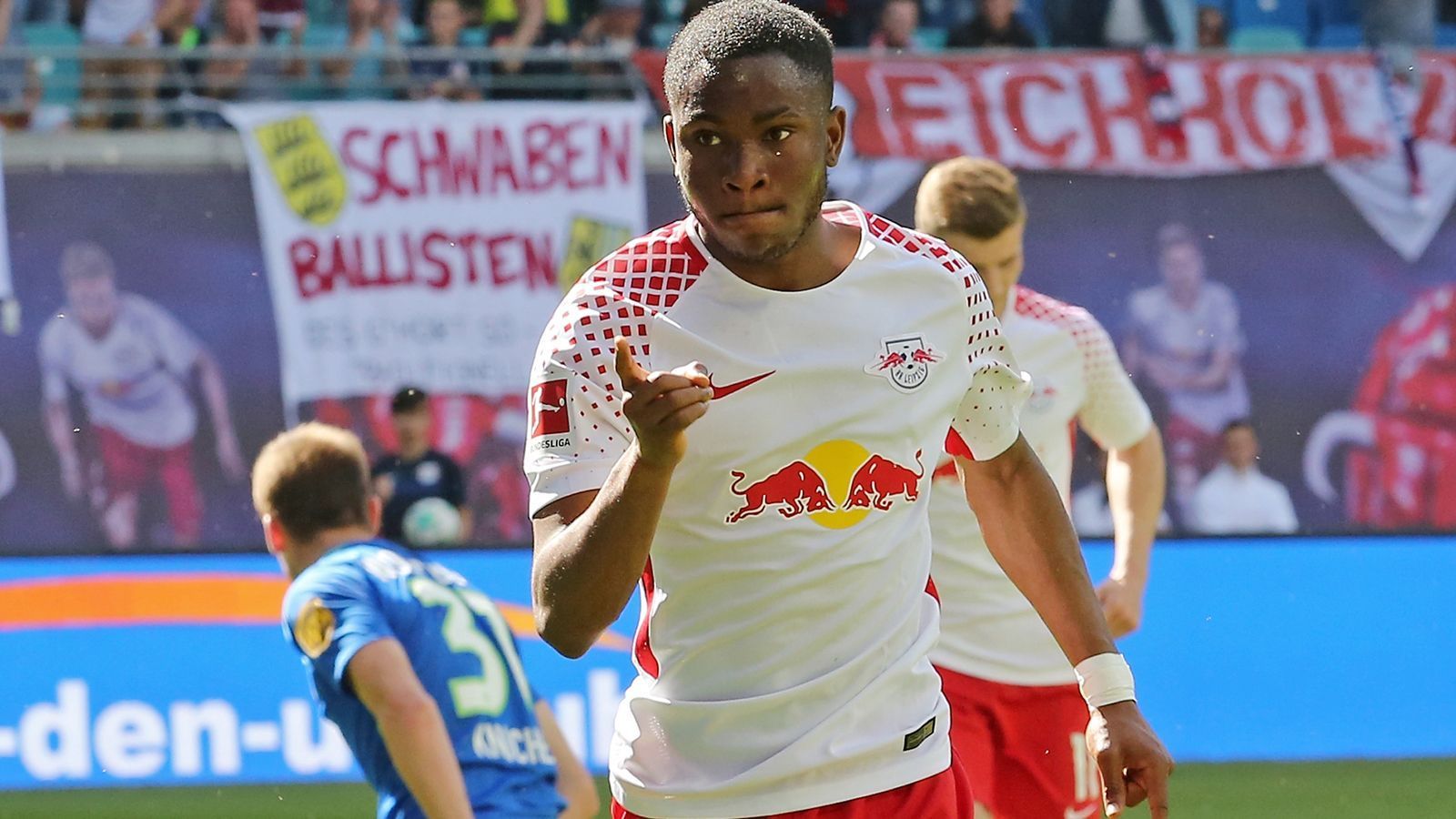 
                <strong>Ademola Lookman (RB Leipzig)</strong><br>
                In der Rückrunde 2017/2018 hat Ademola Lookman als Leihgabe des FC Everton bei RB Leipzig mit fünf Toren und vier Torvorlagen bleibenden Eindruck hinterlassen. Doch die Sachsen mussten lange kämpfen, um den offensiven Mittelfeldspieler fest zu verpflichten. Nach zähen Verhandlungen - Everton schlug lange jedes Leipziger Angebot aus und verlangte seinerseits 25 Millionen Euro - ist das nun gelungen: Die Leipziger haben den Transfer des 21-Jährigen vermeldet. Laut "Kicker" beträgt die Basis-Ablösesumme 18 Millionen Euro. Inklusive Boni kann diese bis auf 22 Millionen Euro ansteigen. Der Engländer hat bei RB einen Vertrag bis 2024 unterschrieben.
              