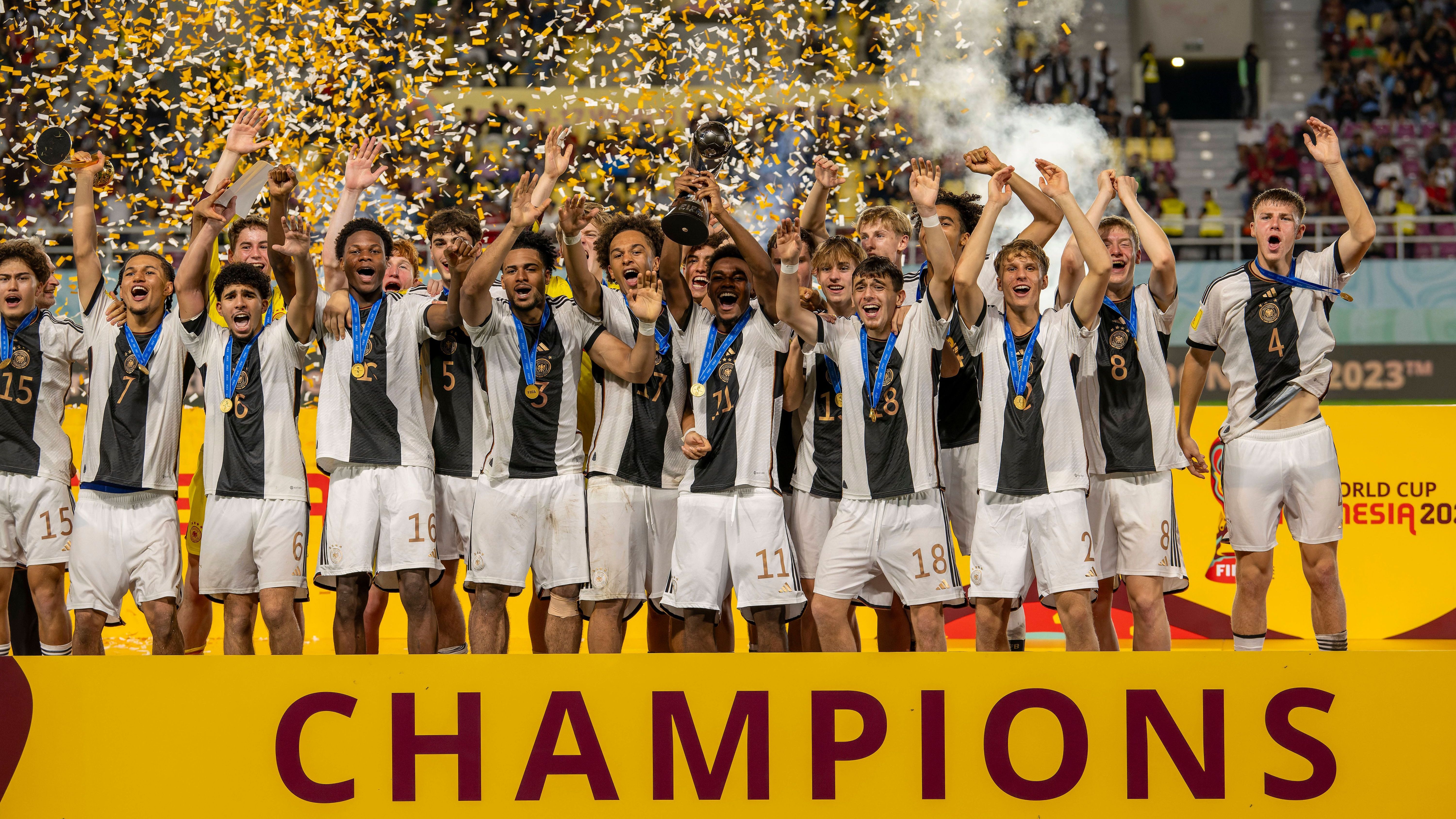 <strong>5.	These: Mit dem WM-Titel der U17 hat sich der DFB ein Ei gelegt</strong><br> Moment mal, wird uns nicht seit Jahren eingetrichtert, dass Deutschland keine Talente und der DFB eine schlechte Nachwuchsarbeit hat? Wird nicht so jedes desolate Abschneiden der Nationalmannschaft begründet? Selbst Rudi Völler konstatierte ein Qualitätsproblem. Tenor: Die Engländer, die Spanier, Franzosen – alle besser.