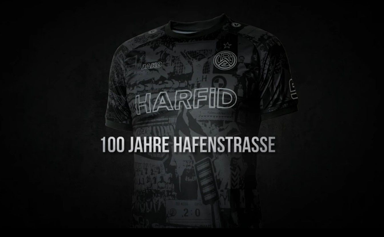 
                <strong>100 Jahre Hafenstraße! Das Sondertrikot von Rot-Weiss Essen</strong><br>
                Helmut Rahn, Horst Hrubesch oder auch Willi "Ente" Lippens - all diese Fußball-Legenden haben einmal das Trikot von Kult-Klub Rot-Weiss Essen getragen. Und vor allem ihre Spiele im altehrwürdigen Stadion an der Hafenstraße ausgetragen. Zum 100. Geburtstag dieser legendären Sportstätte bringt Essen nun ein limitiertes Sondertrikot heraus, welches den Mythos dieses Stadions auf schwarzem Stoff verewigt.
              