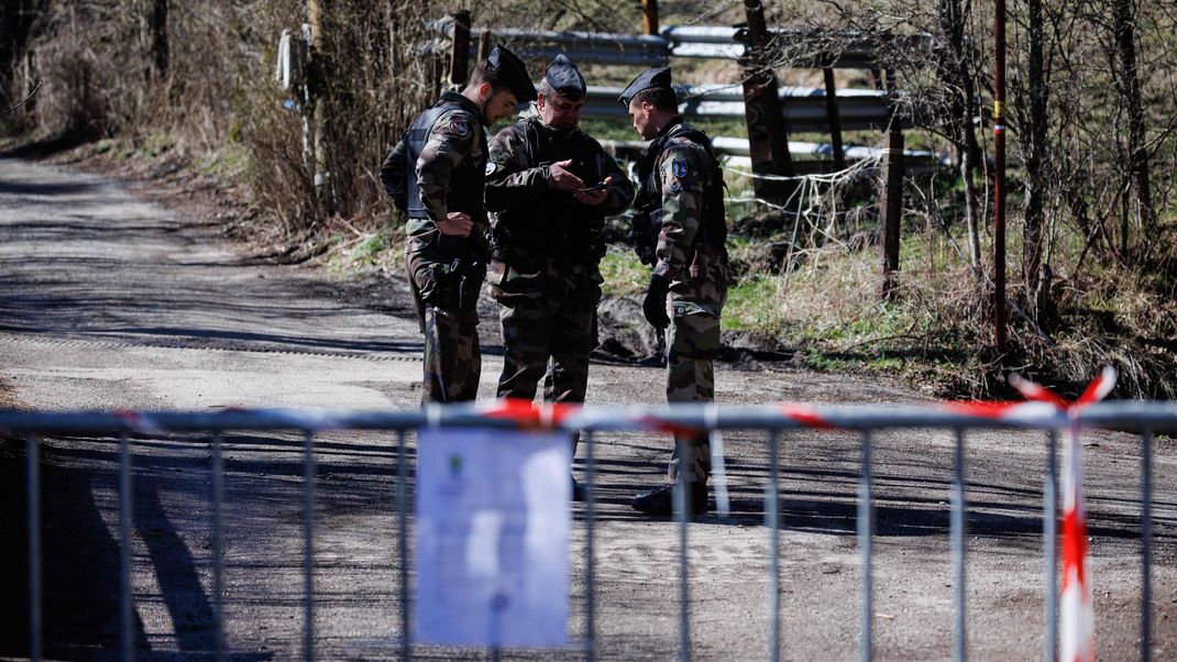 02.04.2024, Frankreich, Le Vernet: in den französischen Südalpen. Im Fall des im Sommer verschwundenen zweijährigen Émile in Frankreich geht die Suche nach Spuren drei Tage nach dem Fund von Knochen des Jungen weiter. 