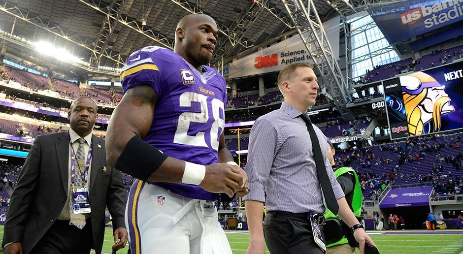 
                <strong>Adrian Peterson (Minnesota Vikings)</strong><br>
                Adrian Peterson dominierte jahrelang die Liga als bester Running Back der Minnesota Vikings und wurde 2012 sogar zum MVP gewählt. Nach mehreren Verletzungen kämpft er sich aktuell bei den New Orleans Saints zu alter Form zurück und betonte bereits, dass er mindestens bis zum Alter von 35 Jahren noch in der NFL spielen möchte.
              