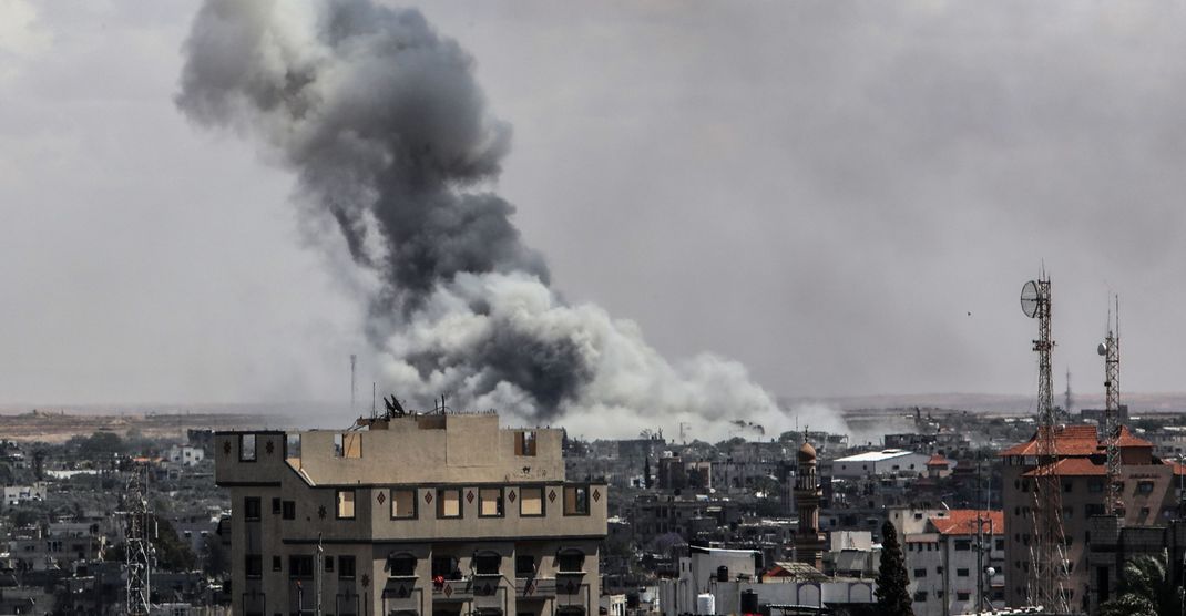Palästinensische Gebiete, Rafah: Nach einem israelischen Luftangriff auf den Osten der Stadt Rafah im südlichen Gazastreifen steigt Rauch auf. 