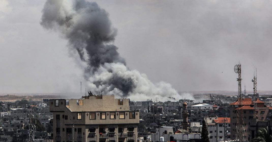 Palästinensische Gebiete, Rafah: Nach einem israelischen Luftangriff auf den Osten der Stadt Rafah im südlichen Gazastreifen steigt Rauch auf. 