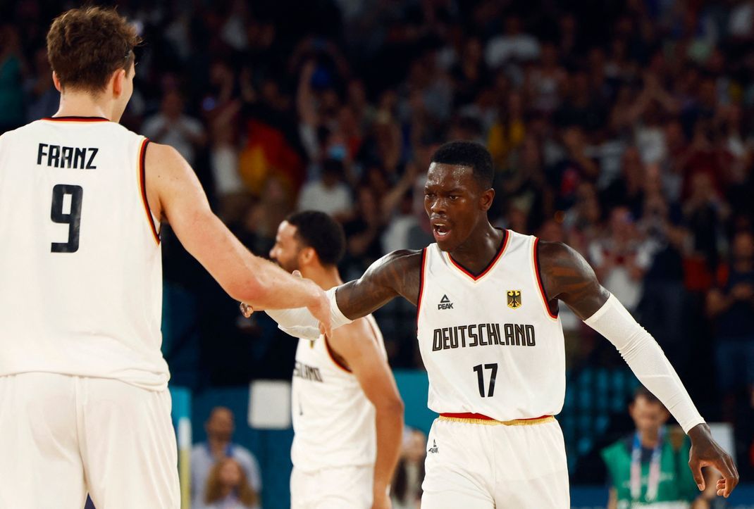 Viertelfinale der Olympischen Sommerspiele in Paris zwischen Deutschland und Griechenland&nbsp; - die deutschen Profis Dennis Schröder (rechts) und Franz Wagner.