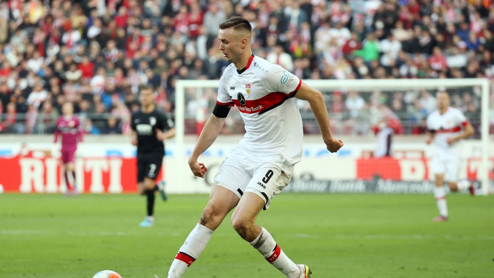 
                <strong>Sasa Kalajdzic (VfB Stuttgart)</strong><br>
                Zwei Meter groß ist Sasa Kalajdzic, mit seiner Kopfballstärke wäre der Mittelstürmer eine Bereicherung für den Angriff des BVB und somit ein möglicher Haaland-Nachfolger. Der 24-Jährige wird seinen Vertrag in Stuttgart nicht verlängern, er will den nächsten Schritt machen. Der VfB könnte also nur noch in diesem Sommer eine Ablöse für den Österreicher verlangen. Sollte Haaland Dortmund verlassen, könnte die Borussia diese locker bezahlen.
              