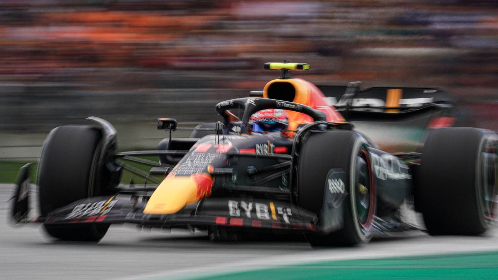 
                <strong>Platz 4: Sergio Perez</strong><br>
                Sergio Perez hat das Pech, bei Red Bull die klare Nummer Zwei zu sein. Gerade zu Beginn der Saison musste er sich öfter seinem Teamkollegen Max Verstappen beugen, fuhr aber beständig Punkte für den Rennstall ein. Ausgerechnet nach seinem Premierensieg in Monte Carlo schlichen sich dann aber auch die ersten Ausfälle ein. Zuletzt konnte er zwei der vergangenen drei Rennen nicht beenden - in Montreal streikte der Motor, in Spielberg war er in einen Unfall mit George Russell verwickelt.
              