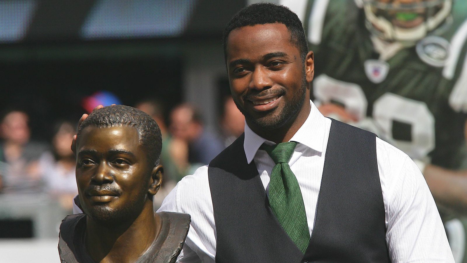 
                <strong>Curtis Martin (Ex-Profi)</strong><br>
                Die einen lassen sich schlagen, die anderen lesen lieber die Bibel – so wie Curtis Martin, der ehemalige Running Back der New England Patriots und New York Jets. Vor jedem Spiel las sich der fünffache Pro Bowler Psalm 91 aus der Bibel durch.
              