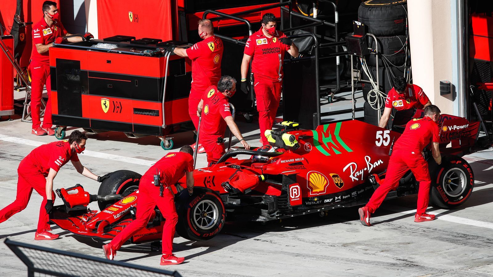 
                <strong>Verlierer: Ferrari - Mehr Top Speed, aber noch viel Arbeit</strong><br>
                Ferrari-Teamchef Mattia Binotto hat bei den Bahrain-Tests Fortschritte beim größten Sorgenkind 2020 gesehen: dem Motor. "Die Geschwindigkeit auf der Geraden ist in Ordnung. Sie scheint nicht mehr ein so großer Nachteil wie vergangenes Jahr zu sein", sagte Binotto in einer Presserunde. Klingt gut, doch der Weg zurück zu alter Stärke ist noch weit. Auch bei den schnellen Stints am dritten Testtag war Ferrari nicht wesentlich schneller als das Kundenteam Alfa Romeo. Trotz der kompletten Überarbeitung des Hecks vor dem Saisonstart besteht weiter viel Verbesserungsbedarf im Aerodynamik-Bereich. Immerhin: Laut Binotto gibt es durch die Tests dafür neue, nützliche Daten.
              