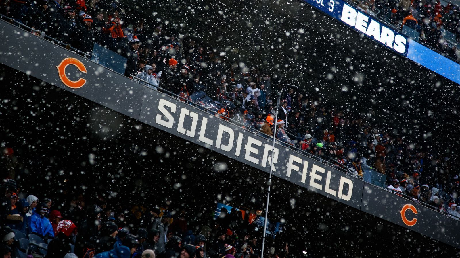 
                <strong>Buffalo Bills at Chicago Bears </strong><br>
                Erwartete Temperatur: - 12 Grad CelsiusDie "Kälte-Könige" des Spieltags treffen in Chicago aufeinander. Bei erwarteten minus zwölf Grad treten die Buffalo Bills im Auswärtsspiel bei den Chicago Bears im Soldier Field an. Die Bills kennen sich mit Schnee und Eis schon aus, für sie ist die extreme Temperatur wahrscheinlich schon fast normal. Und auch die Bears sollten mit extremen Minusgraden vertraut sein: Beim Kälterekord der Stadt aus dem Jahr 2019 wurden umgerechnet rund minus 33 Grad Celsius gemessen.
              