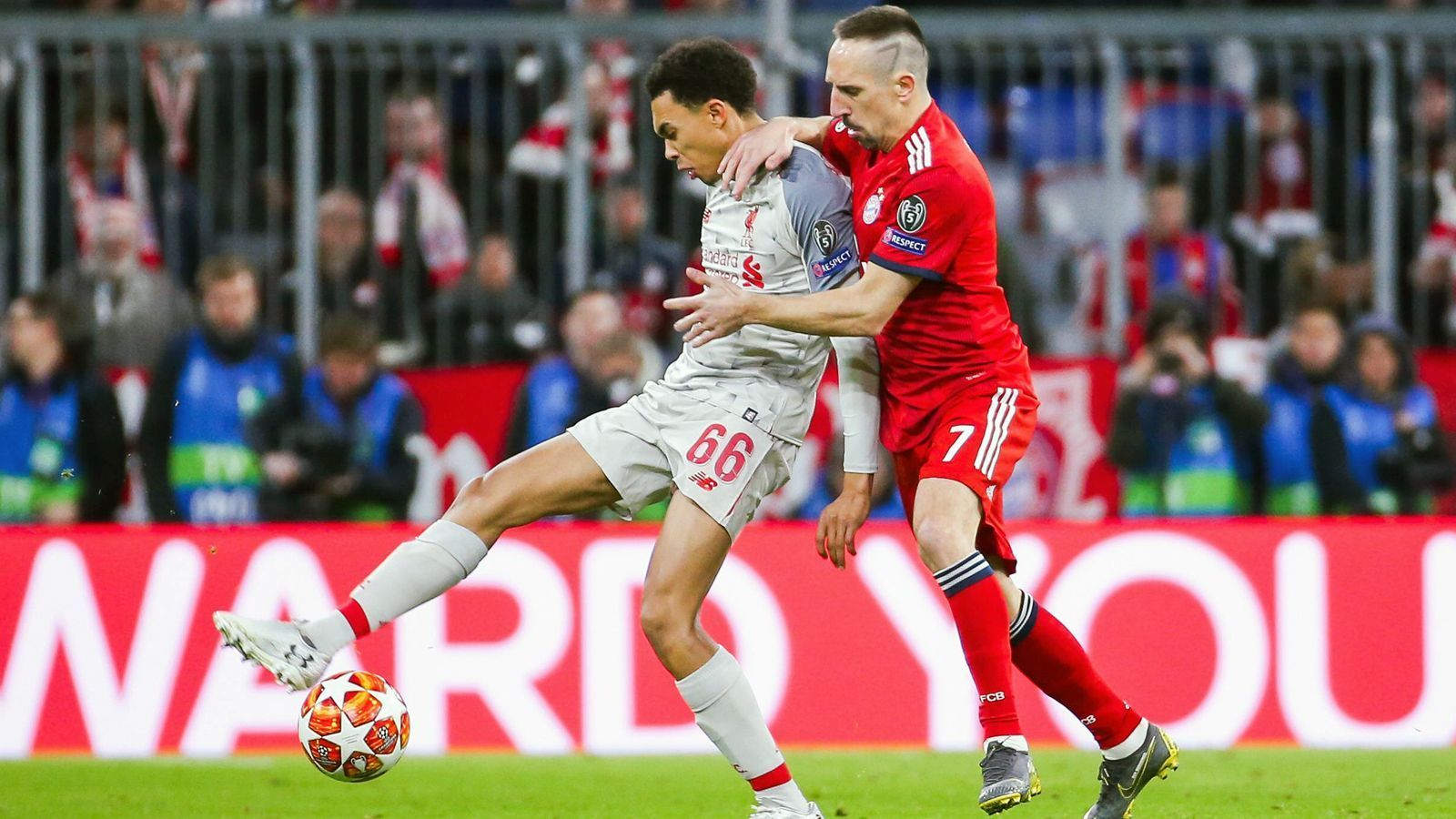 
                <strong>Franck Ribery</strong><br>
                Der Alt-Star ist bemüht, aber mit weniger Durchschlagskraft als Gnabry auf der rechten Seite. Leitet mit einem Ball auf Gnabry in der 60. Minute die erste Bayern-Chance der zweiten Halbzeit ein. Ihm fehlt aber insgesamt die Bindung zum Spiel und setzt zu wenig Akzente. ran-Note: 4
              