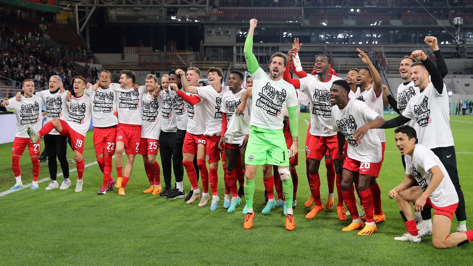 
                <strong>DFB-Pokal als letzte Titelchance - Finale gegen Leipzig</strong><br>
                Trotz des miserablen Frühjahrs in der Bundesliga kann Eintracht Frankfurt die Saison aber zumindest noch einigermaßen versöhnlich beenden. Die Hessen erreichten kürzlich durch einen 3:2-Sieg beim VfB Stuttgart das DFB-Pokal-Endspiel in Berlin. Dort trifft der fünfmalige DFB-Pokalsieger Eintracht Frankfurt auf Titelverteidiger RB Leipzig.
              