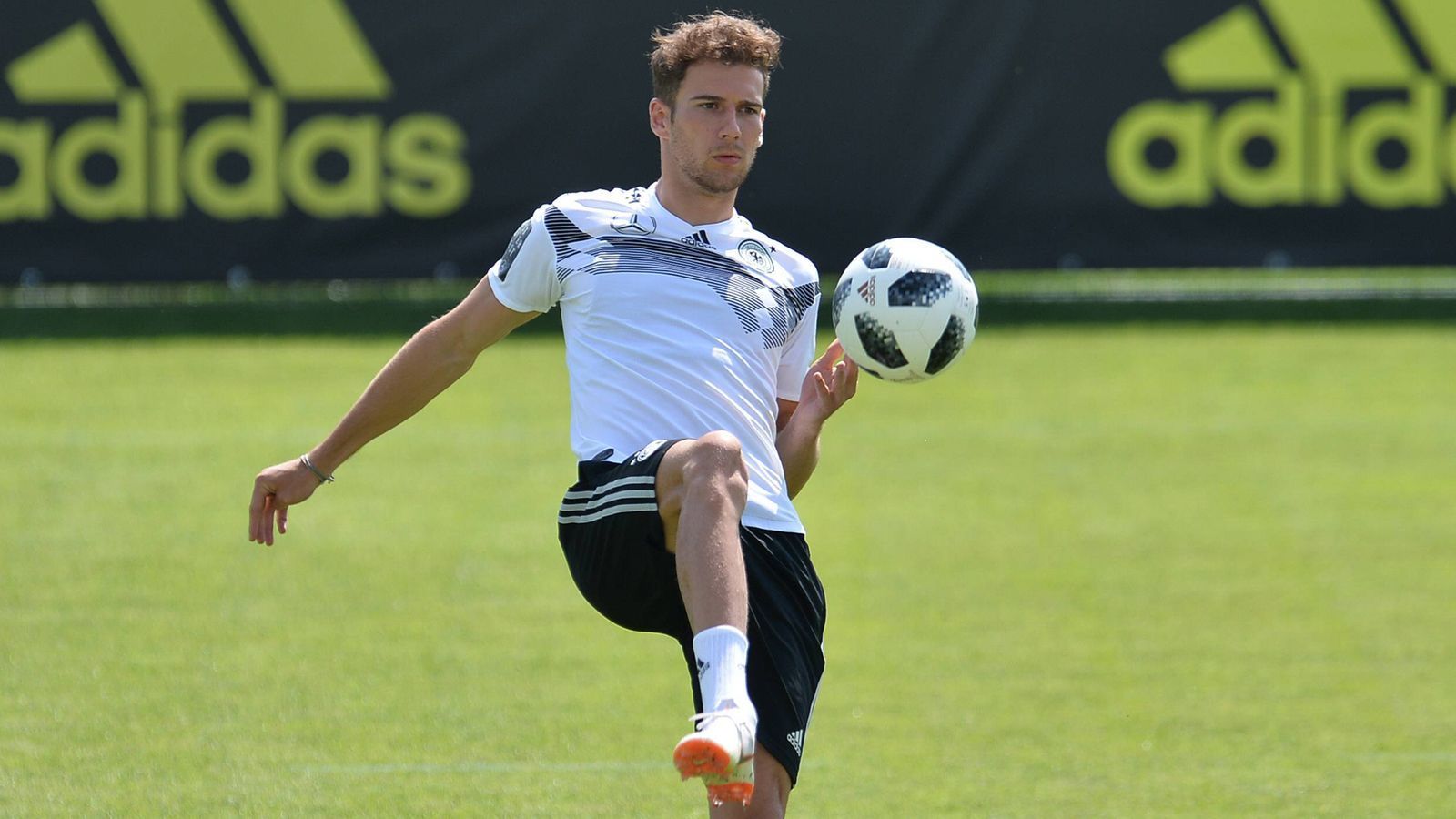 
                <strong>Leon Goretzka</strong><br>
                Wird in der 56. Minute eingewechselt und tritt durch einen Ballgewinn in der gegnerischen Hälfte in Erscheinung - daraus hätte eine gute Chance entstehen können. Auch in die Defensive schaltet er sich ein und verhindert eine Torchance der Österreicher. ran-Note: 3
              