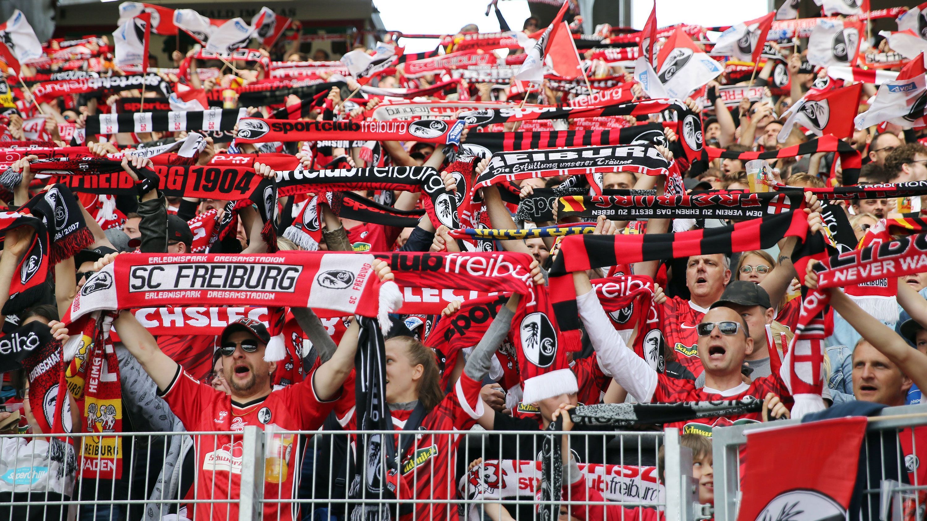 
                <strong>SC Freiburg: Fußballdeutschland steht hinter Streich und seinem Team</strong><br>
                Nahezu jeder neutrale Zuschauer dürfte im Endspiel dem Traditionsklub aus dem Südosten der Republik die Daumen drücken. Dies wird wohl nicht nur vor den Fernsehgeräten, sondern auch im Stadion der Fall sein, wo die SC-Anhänger und -Anhängerinnen voraussichtlich in der Überzahl sind. Lautstarker Unterstützung können sich Trainer Christian Streich und seine Mannschaft also sicher sein - und des Supports von Millionen vor den Bildschirmen sowieso.
              