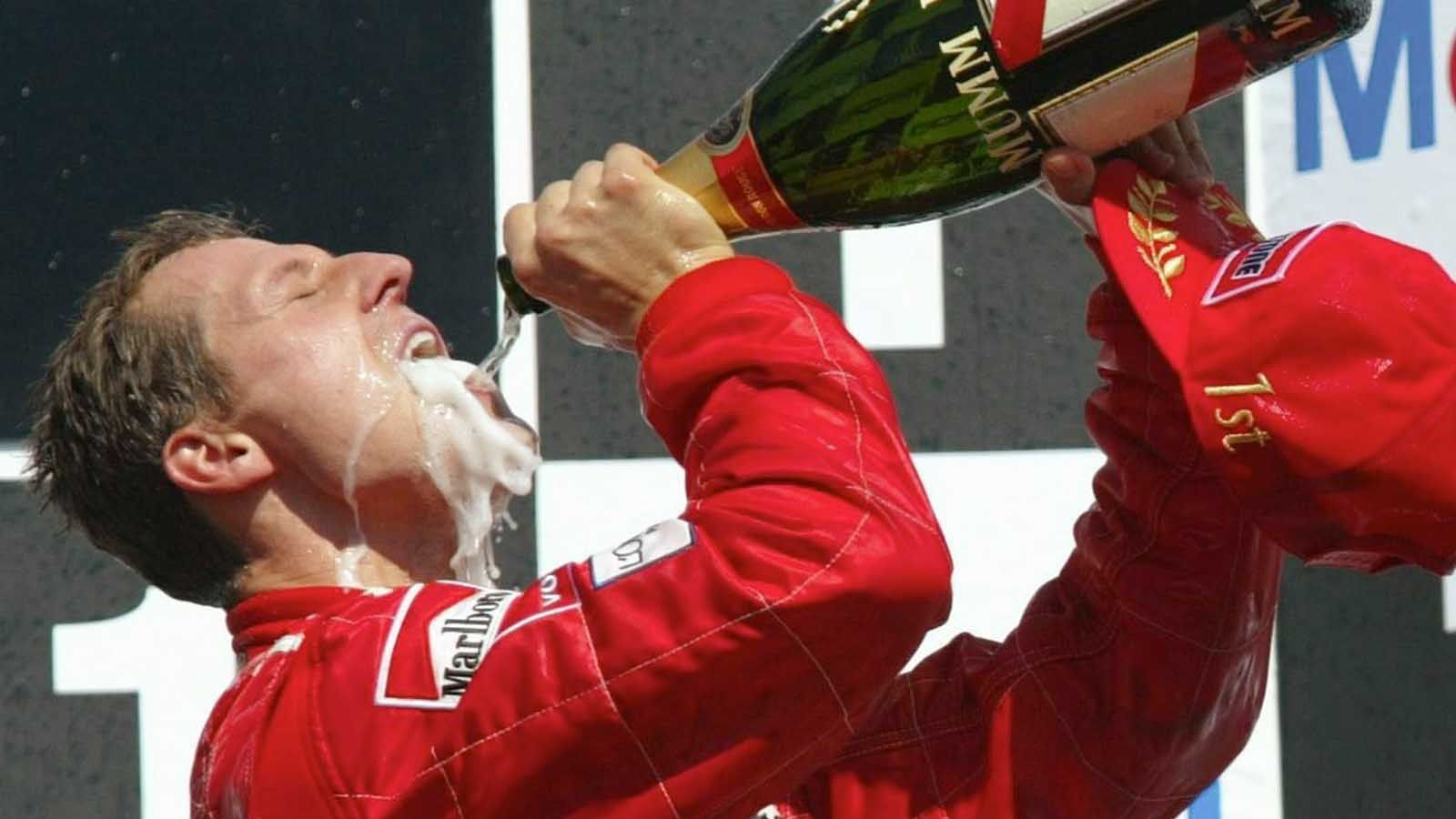 
                <strong>Michael Schumacher wird zum fünften Mal Formel-1-Weltmeister</strong><br>
                Die deutsche Formel-1-Legende Michael Schumacher sichert sich seinen fünften von insgesamt sieben Weltmeistertiteln. Elf der 17 Rennen entscheidet Schumacher in seinem Ferrari-Boliden "F2002" für sich. Dabei lässt er Konkurrenten wie Teamkollege Rubens Barrichello oder Bruder Ralf Schumacher hinter sich und gewinnt die Fahrerwertung am Ende mit knapp 70 Punkten Vorsprung.
              