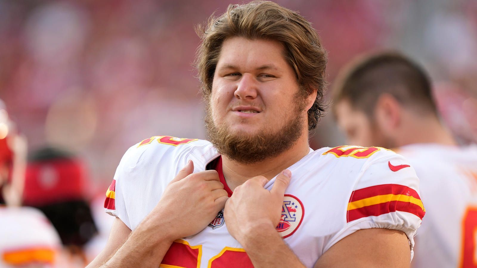 
                <strong>Creed Humphrey</strong><br>
                Der neue Chiefs-Center wurde in der zweiten Runde des Drafts verpflichtet, nachdem der Vertrag des letztjährigen Starters auf der Position, Austin Reiter, nicht verlängert wurde. Humphrey glänzt mit einer Mischung aus Athletik und Kraft, mit der er regelmäßig Defensive Lineman aus dem Spiel nimmt. Gerade seine Spannweite von rund zwei Metern erlaubt es ihm, Gegenspielern eine vorteilhafte Pass-Rush-Position zu verwehren. Am College in Oklahoma blieb er nahezu verletzungsfrei und bewies zudem Flexibilität. Humphrey kann auch problemlos als Guard auflaufen. Das wird der Rookie womöglich auch müssen ...
              