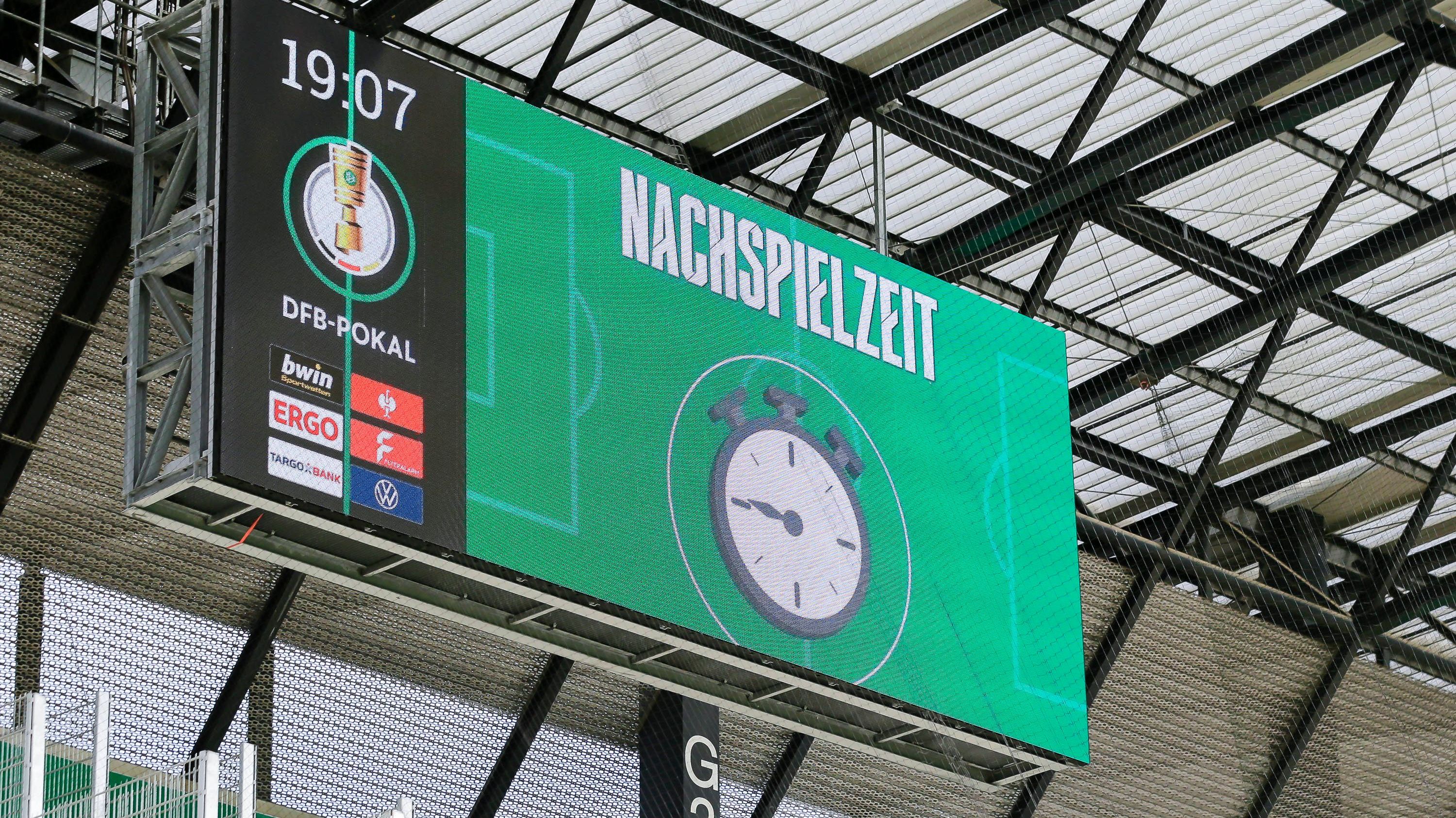 <strong>Nachspielzeit</strong><br>Was zuletzt bei der Frauenfußball-WM schon konsequent umgesetzt wurde, soll nun auch in der Bundesliga Alltag werden: Deutlich längere Nachspielzeiten sind zu erwarten, die Zeit, die beim Torjubel verstreicht, soll etwa hintenraus nachgeholt werden. So kann es durch die Anpassung dieser Regel 7 bei torreichen Spielen eine recht lange Nachspielzeit geben.&nbsp;