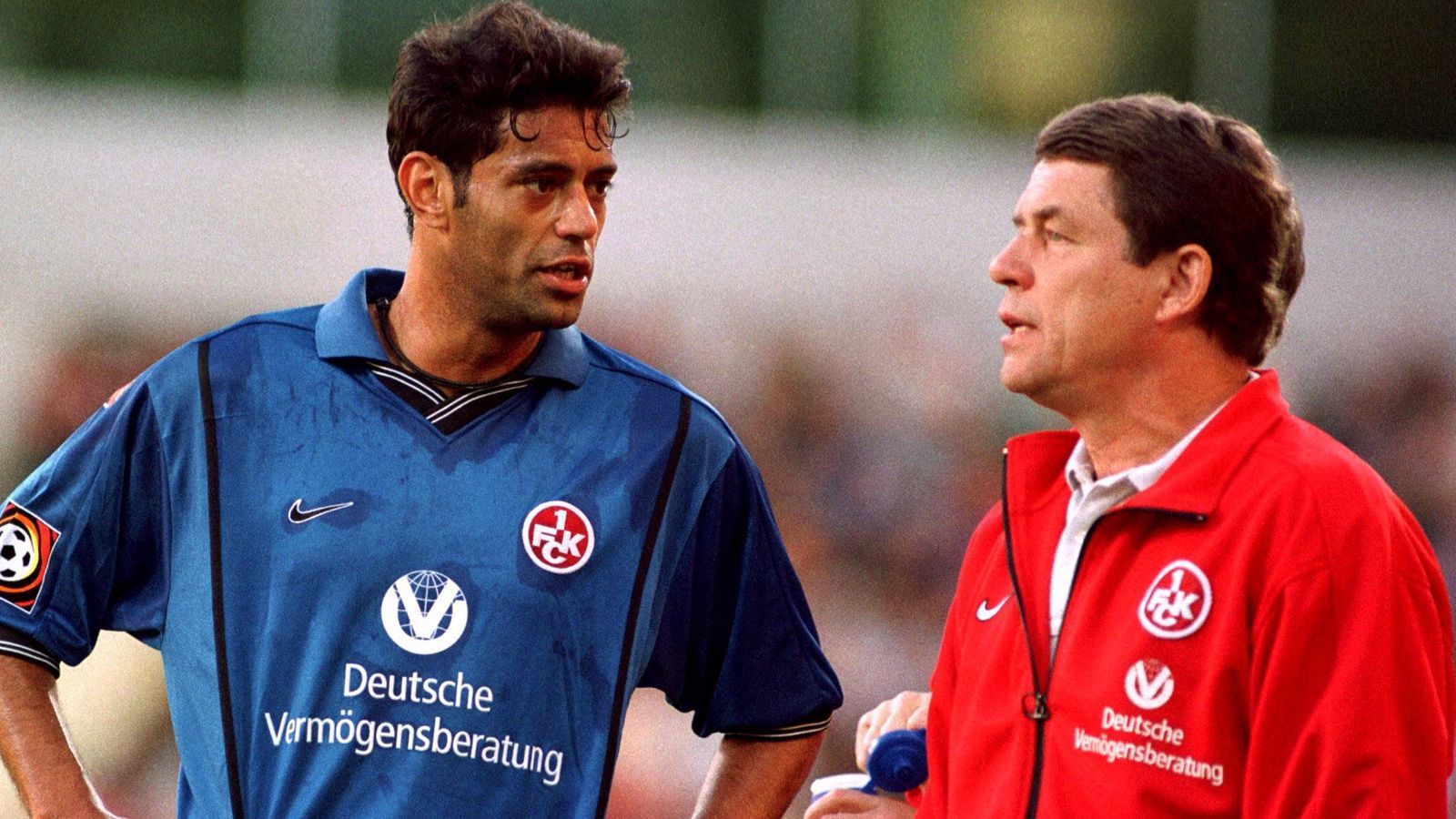 
                <strong>Die Wechselposse</strong><br>
                Es muss schnell gehen an diesem 26. September 1998, der in die Bundesliga-Geschichte eingeht. Der Lauterer Michael Schjönberg erleidet gegen den VfL Bochum einen Schienbeinbruch, FCK-Trainer Otto Rehhagel schickt Pascal Ojigwe aus Nigeria auf das Feld. Das Problem: Mit den Ägyptern Hany Ramzy und Samir Ibrahim sowie dem Brasilianer Rathino stehen schon drei Nicht-Europäer auf dem Platz. Mehr sind damals nicht erlaubt. Dann wird es komödiantisch: Rehhagel bemerkt seinen Fehler und weist Ramzy an, dass er runter muss. Der Ägypter fängt plötzlich an zu humpeln, täuscht eine Verletzung vor. Wenig später auf der Bank kann er sich ein Grinsen nicht verkneifen. Der FCK verliert 2:3, die Bochumer verzichten auf einen Protest.
              