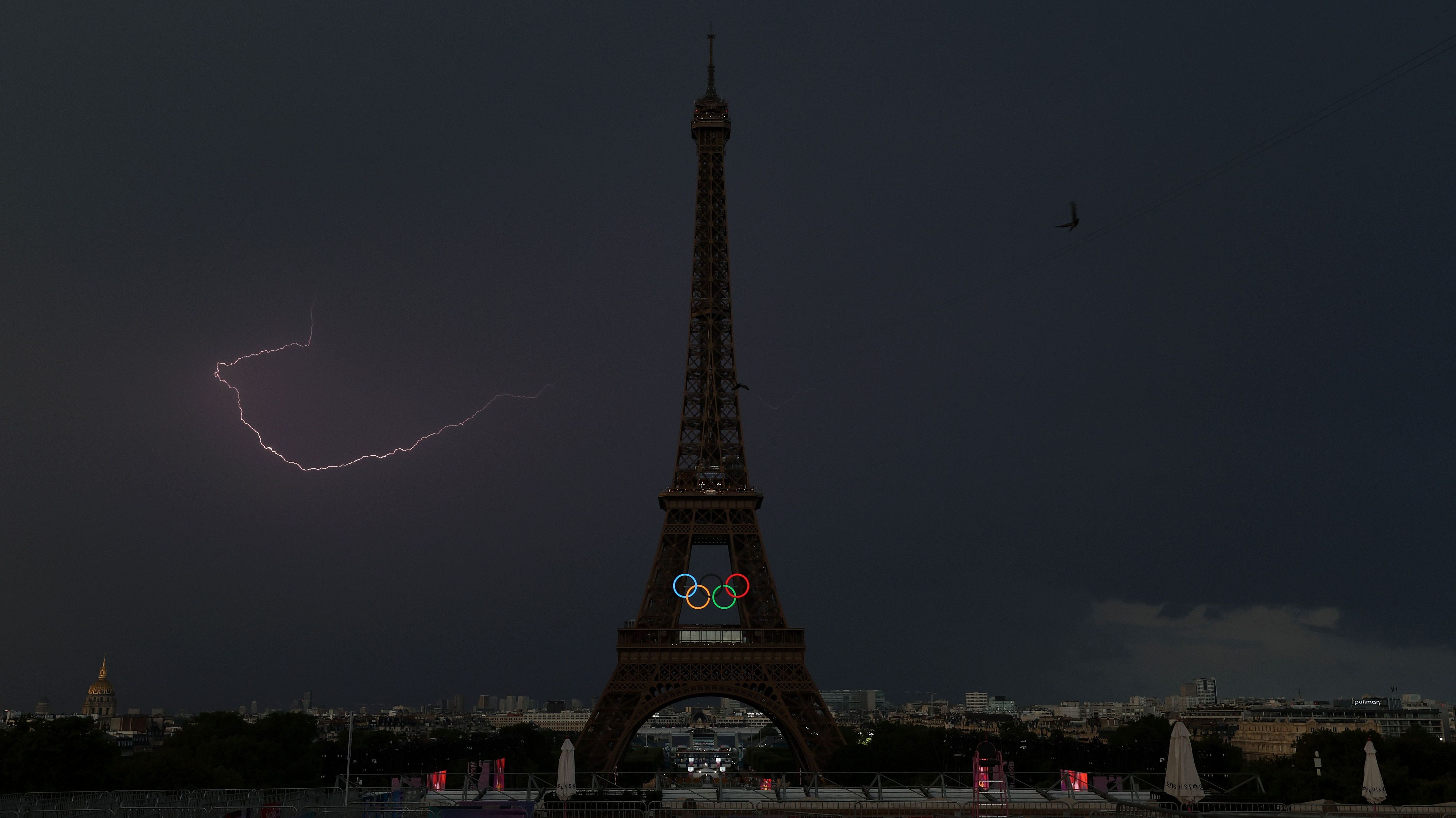 <strong>Olympia 2024: Die besten Bilder des sechsten Tages</strong><br>Wegen eines Unwetters musste der Start der Geher am Donnerstagmorgen verschoben werden. Immerhin lieferte das Gewitter diesen eindrucksvollen Schnappschuss.