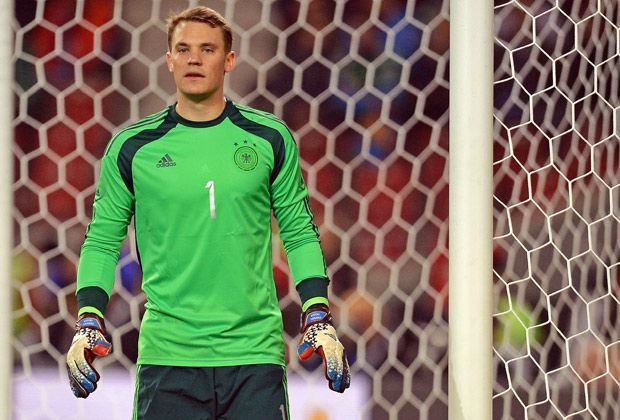 
                <strong>Manuel Neuer (Torwart | Deutschland)</strong><br>
                Manuel Neuer gilt derzeit als weltbester Torhüter. Neben seiner hervorragenden Strafraumbeherrschung und seinen schnellen Reflexen auf der Linie gilt der Schlussmann vom FC Bayern München als exzellenter Fußballer.
              
