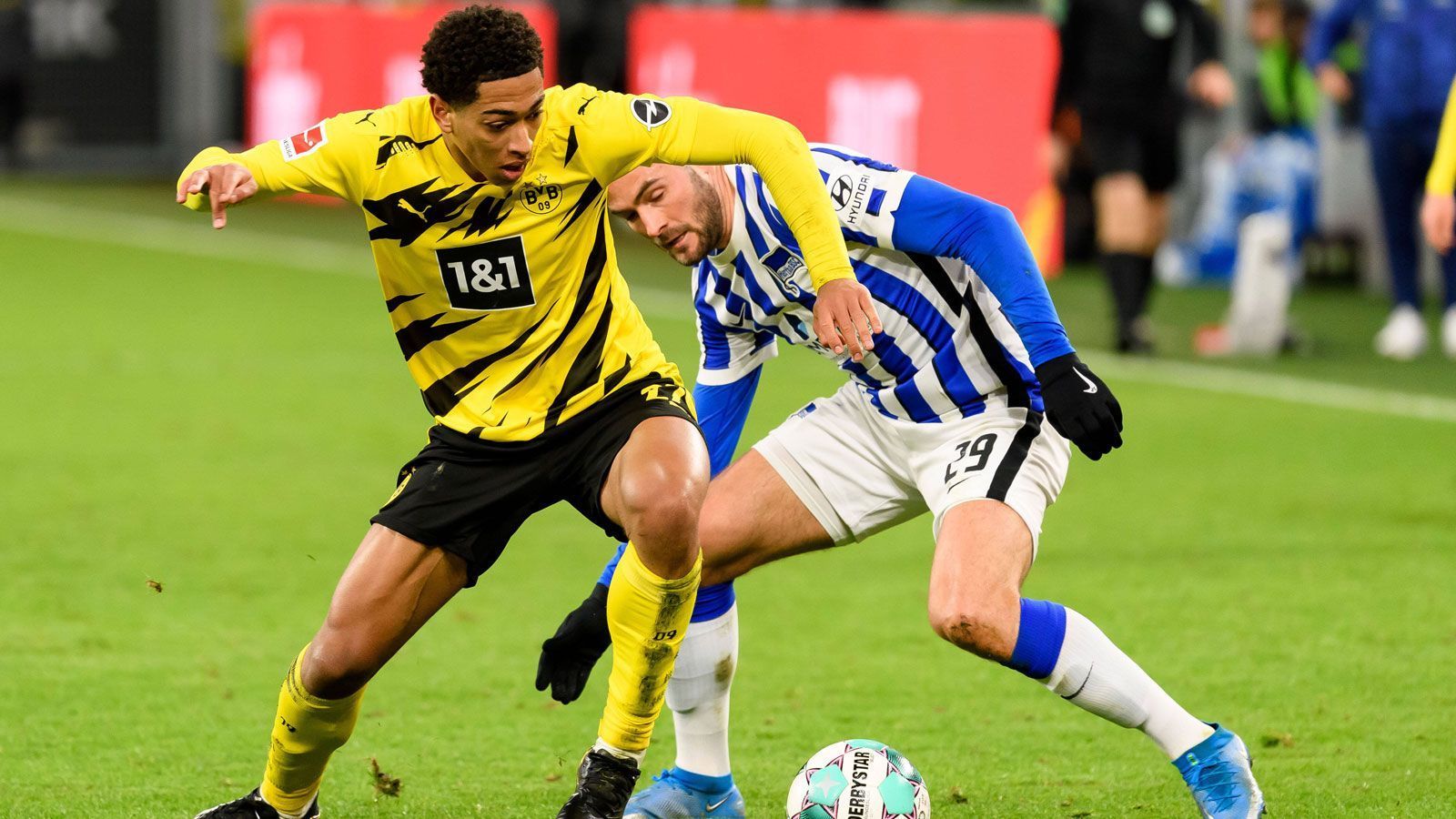 
                <strong>Jude Bellingham (Borussia Dortmund)</strong><br>
                Mit großen Vorschusslorbeeren schloss sich Jude Bellingham im Juli 2020 dem BVB an. Zu Beginn hatte der 17-Jährige noch Anpassungsprobleme und kam nicht richtig in Fahrt, steigerte sich aber in den vergangenen Wochen und Monaten kontinuierlich und lieferte bei der 1:2-Niederlage gegen Manchester City im Champions-League-Viertelfinale eine seiner besten Leistungen im schwarz-gelben Trikot ab. "Es ist fast schon lächerlich, wie gut er ist und furchteinflößend, wie gut er werden kann", schrieb die englische Zeitung "Mirror" nach seinem Auftritt. Trotz seines jungen Alters von 17 Jahren verfügt der englische Nationalspieler über eine ausgezeichnete Übersicht und ist dribbelstark, sowie dynamisch - wenig verwunderlich also, dass er bereits auf 37 Einsätze (vier Torbeteiligungen) in der laufenden Spielzeit kommt.
              