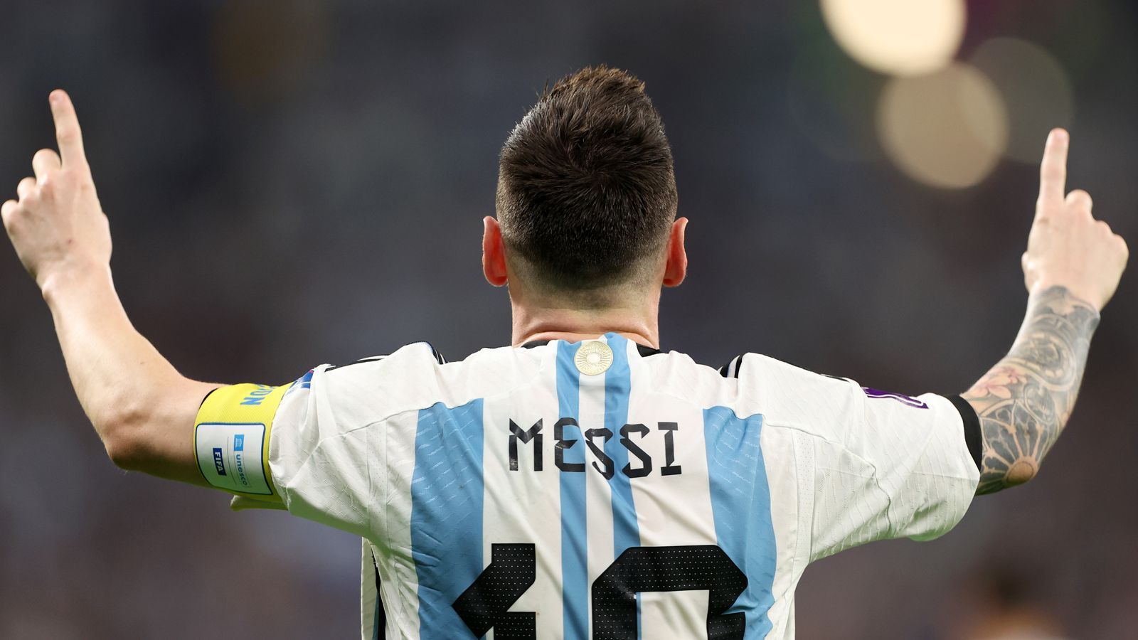 
                <strong>Messi-Watch: So schlug sich Argentiniens Superstar gegen Australien</strong><br>
                Messis Signature-Jubel: Auch wenn der 35-jährige sich immer wieder Pausen nimmt und nicht sonderlich viele Ballkontakte hat, ist er fast immer beteiligt, wenn es gefährlich wird. Beim zweiten argentinischen Treffer durch Julian Alvarez hat Messi allerdings nicht seine Füße im Spiel, da es sich um ein Geschenk der australischen Abwehr und des Torwarts Mathew Ryan handelt.
              