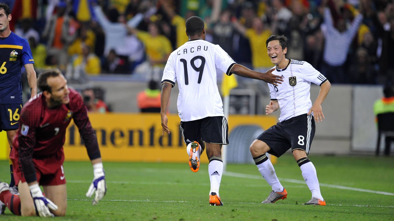 
                <strong>2010 in Südafrika (Platz drei)</strong><br>
                Auftakt nach Maß in Durban: Thomas Müller erzielt beim 4:0 gegen Australien sein erstes WM-Tor. Lukas Podolski, Klose und Cacau jubeln ebenfalls.
              