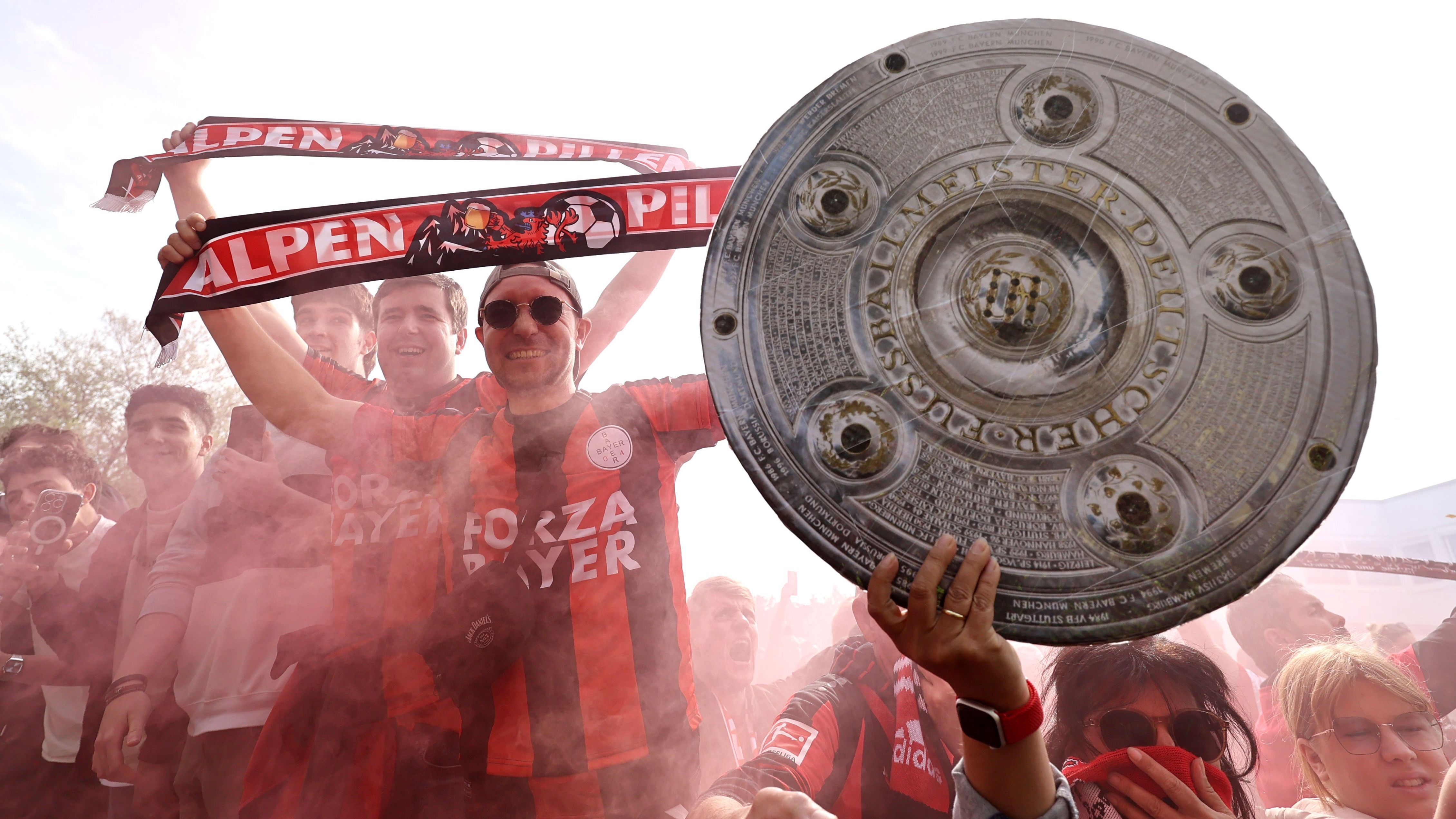 <strong>Bayer Leverkusen ist Meister: Die krassesten Titel-Partys im Fußball</strong><br>Bayer Leverkusen ist erstmals in der Vereinsgeschichte Deutscher Meister. Schon vor dem Spiel gegen Werder Bremen (5:0) am Sonntag verwandelten die Fans die Stadt in eine Partyzone. Zur Einstimmung auf die große Feier nach dem Sieg über die Bremer zeigt <em><strong>ran</strong></em>&nbsp;eine Auswahl der krassesten Titel-Partys im Fußball.