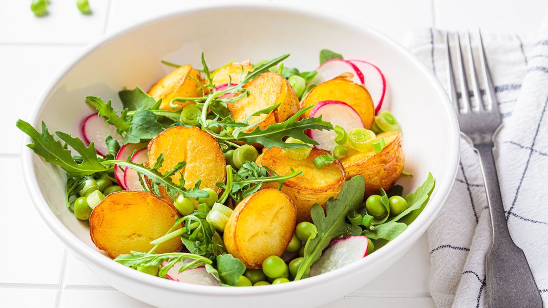 Mit jungen Erbsen und Rucola wird aus der Radieschen-Kartoffel-Pfanne ganz einfach eine Gemüse-Bowl!