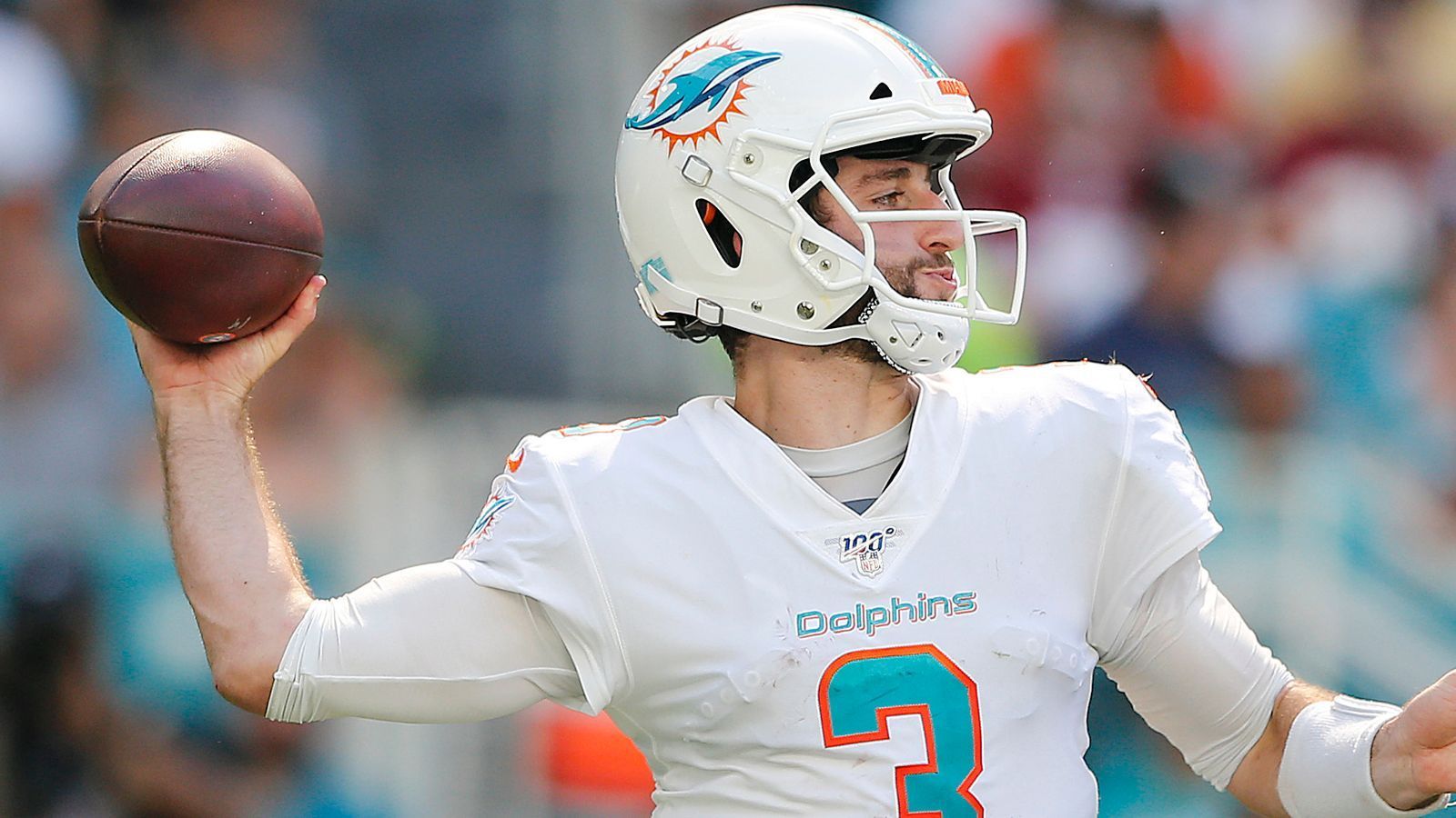 
                <strong>Verlierer: Josh Rosen</strong><br>
                Er kann einem leid tun. Floh von den Cardinals vor Nummer-1-Pick Kyler Murray und suchte in Miami seine Chance in seinem zweiten NFL-Jahr. Rosen ging in dem chaotischen Dolphins-Übergangsjahr unter, war anfangs drei Mal Starter und dann ohne Chance gegen Routinier Ryan Fitzpatrick. Muss aufpassen, dass nicht nur die Saison, sondern auch die Karriere im Sande verläuft.
              