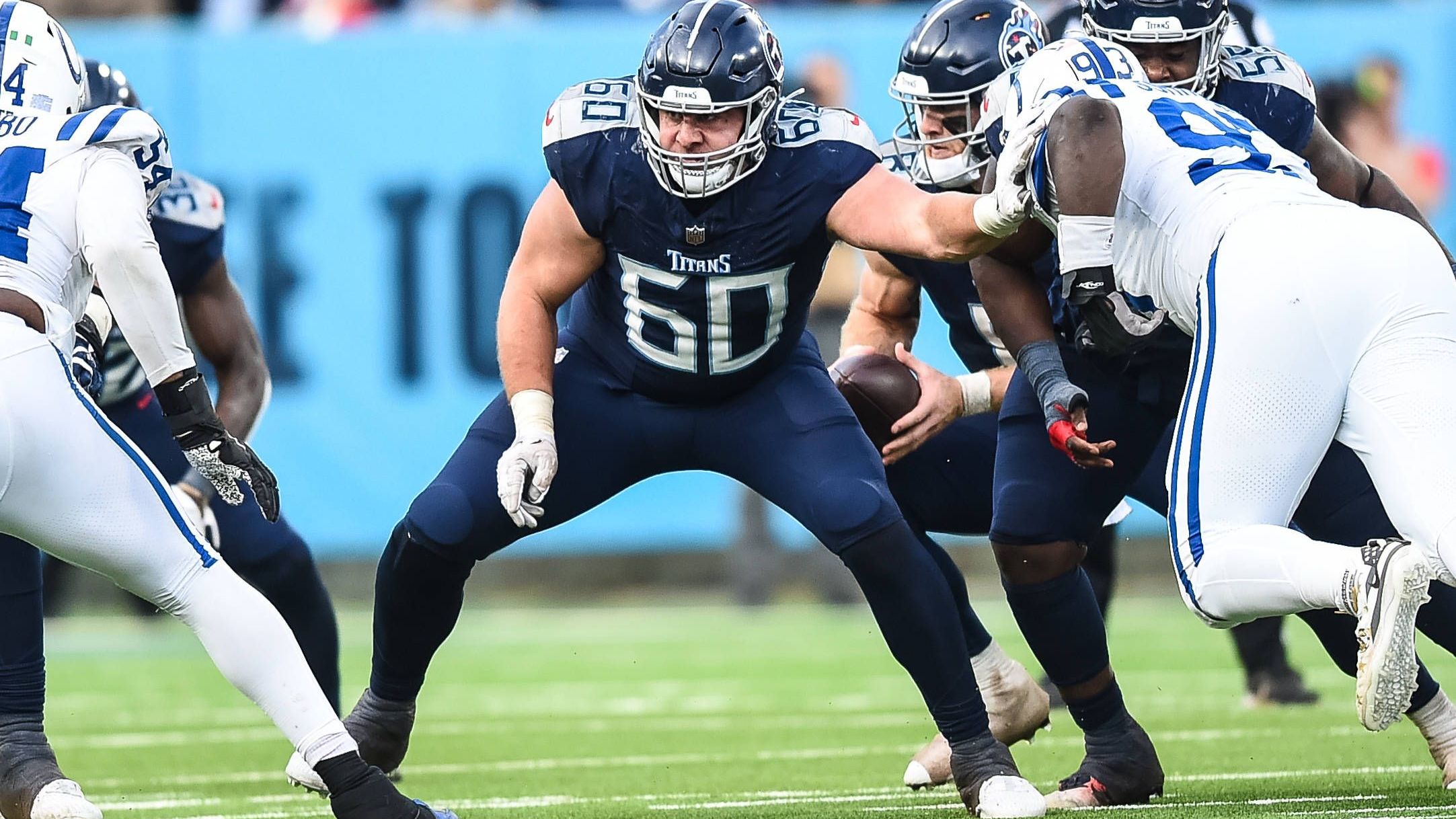 <strong>Tennessee Titans: Daniel Brunskill (Guard)</strong><br>Guard Daniel Brunskill unterschrieb bereits letztes Jahr einen Deal über zwei Spielzeiten, der ihm bis zu 5,5 Millionen US-Dollar einbringen kann. In seiner ersten Spielzeit agierte er als solider Starter und dürfte auch kommende Saison gesetzt sein. 5,5 Millionen US-Dollar über zwei Jahre für einen adäquaten Guard? Das passt!&nbsp;