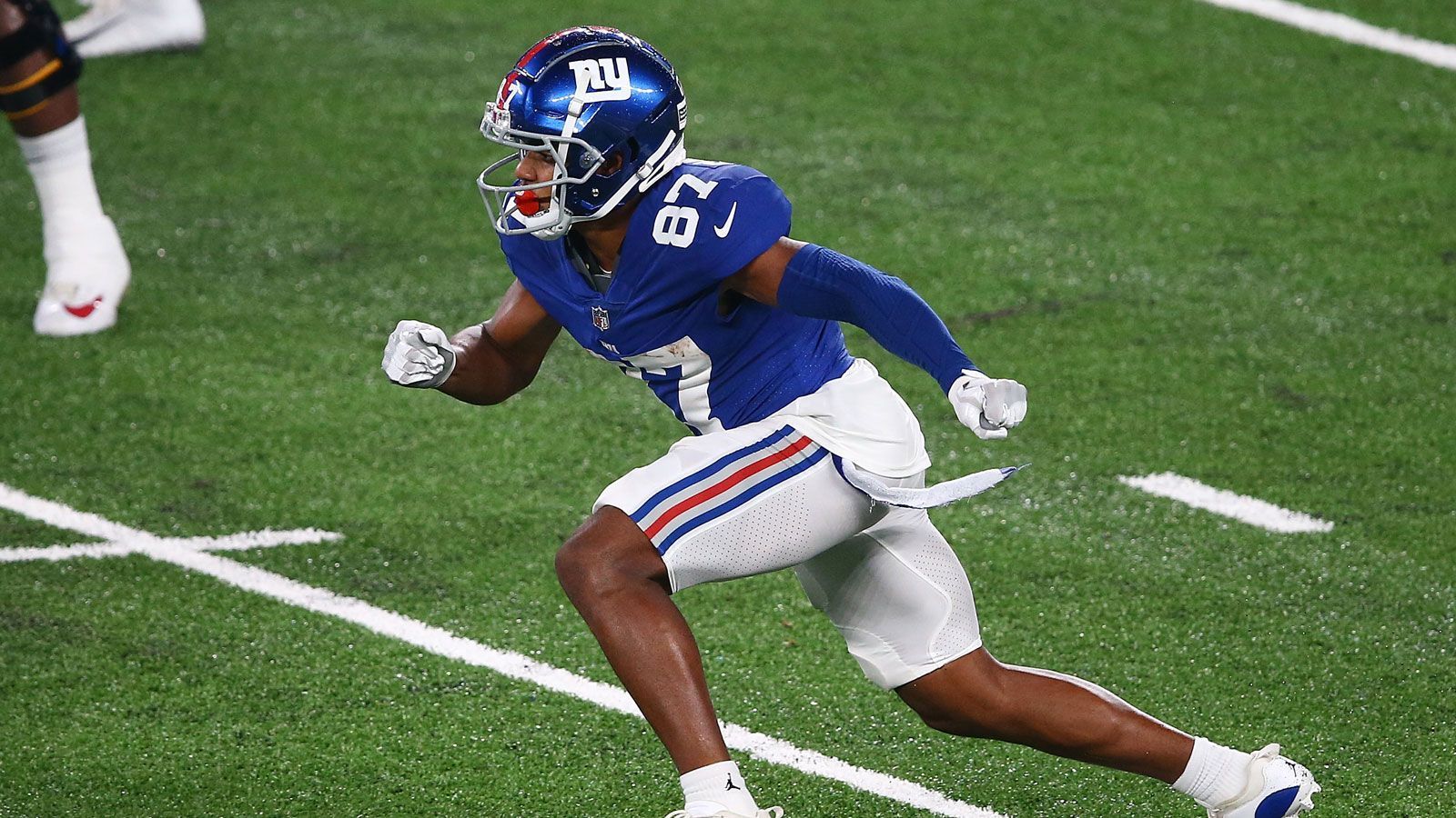 
                <strong>Sterling Shepard (New York Giants)</strong><br>
                Sterling Shepard wird am Sonntag nicht spielen. Das berichtet NFL-Insider Ian Rapoport. Somit müssen die Giants im Spiel gegen die San Francisco 49ers auf die zweite Offensivwaffe nach Saquon Barkley verzichten. Der Wide Receiver hatte sich in Week 2 den großen Zeh verstaucht hat und ihm droht daher eine längere Ausfallzeit.
              